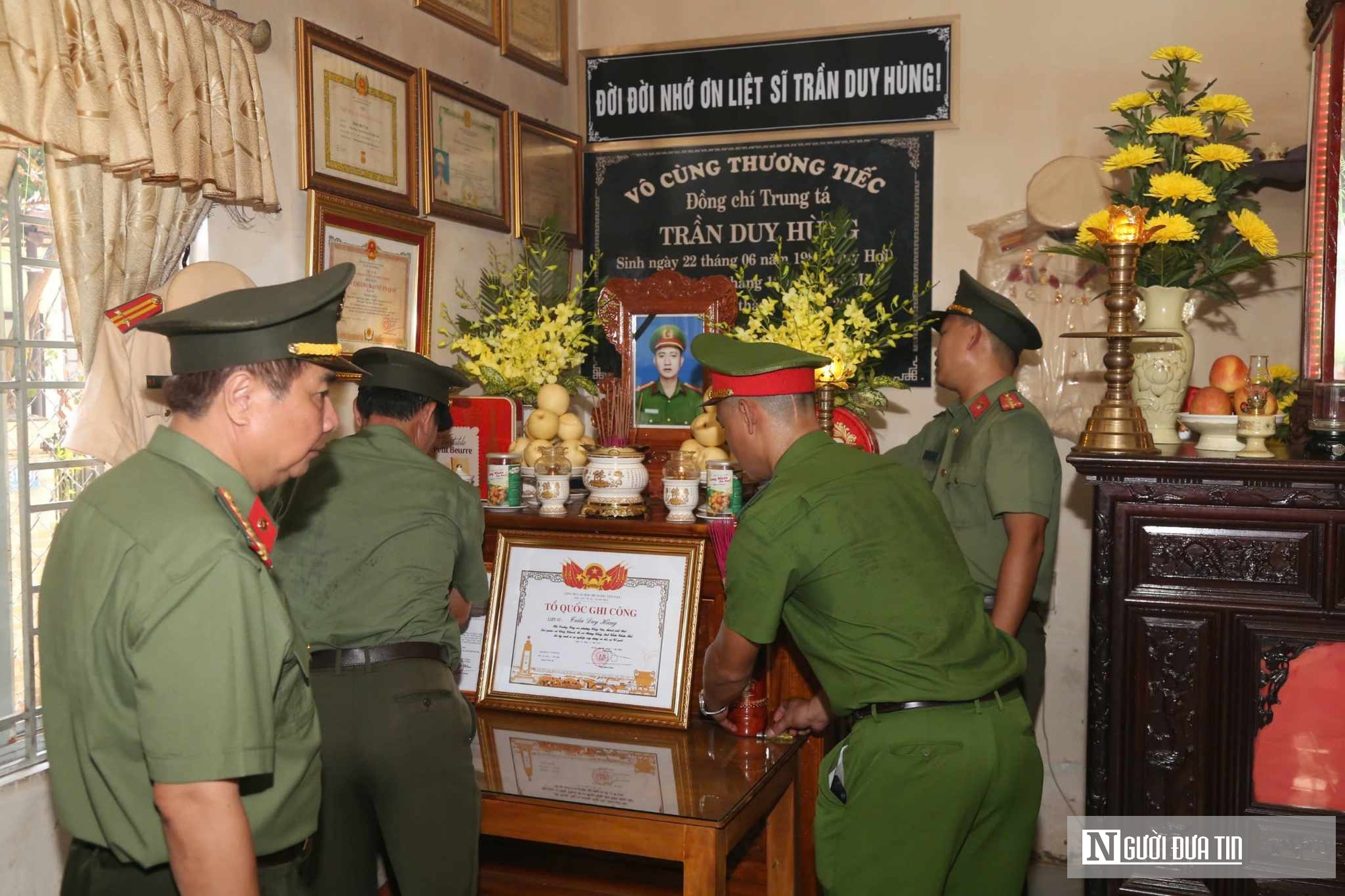 Trang nghiêm lễ trao bằng Tổ quốc ghi công cho Phó trưởng Công an phường hy sinh ở Huế- Ảnh 7.