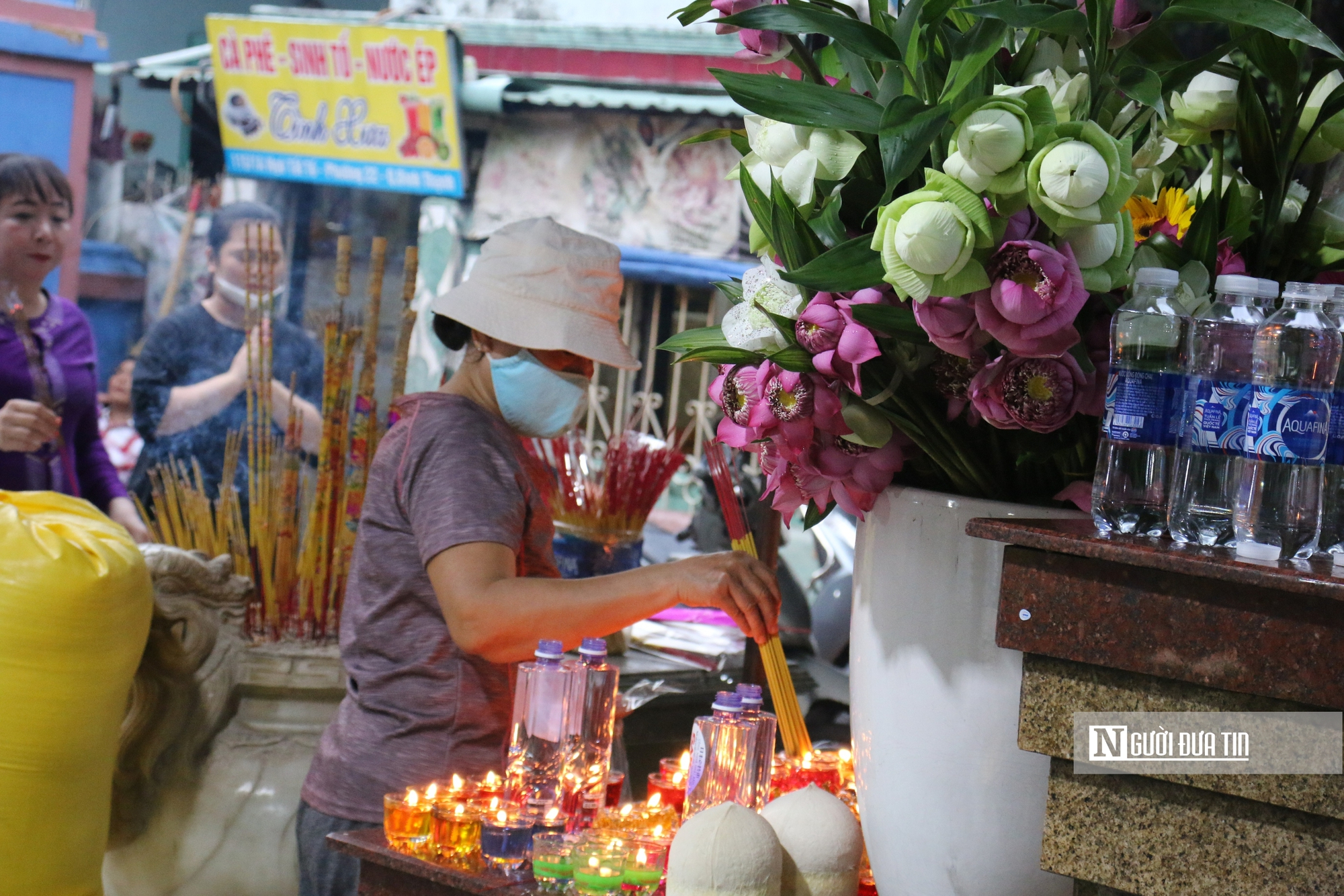 Tp.HCM: Người dân đổ về các chùa tụng kinh, làm lễ Vu Lan- Ảnh 7.