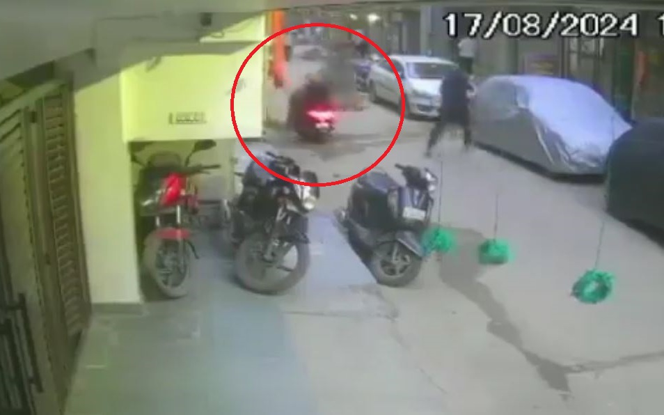 Clip: Bị cục nóng điều hòa rơi trúng đầu, nam thanh niên tử vong