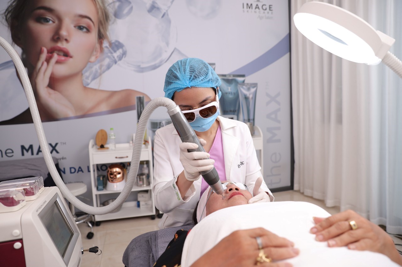 ThS. Bác Sĩ Trần Lê Hồng Ngọc: Hành trình từ phẫu thuật thẩm mỹ đến DE LÉA CLINIC- Ảnh 5.