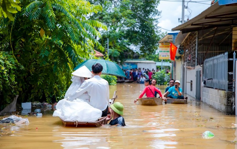 Đám rước dâu đặc biệt ở "rốn lũ" Chương Mỹ gây sốt cộng đồng mạng- Ảnh 1.