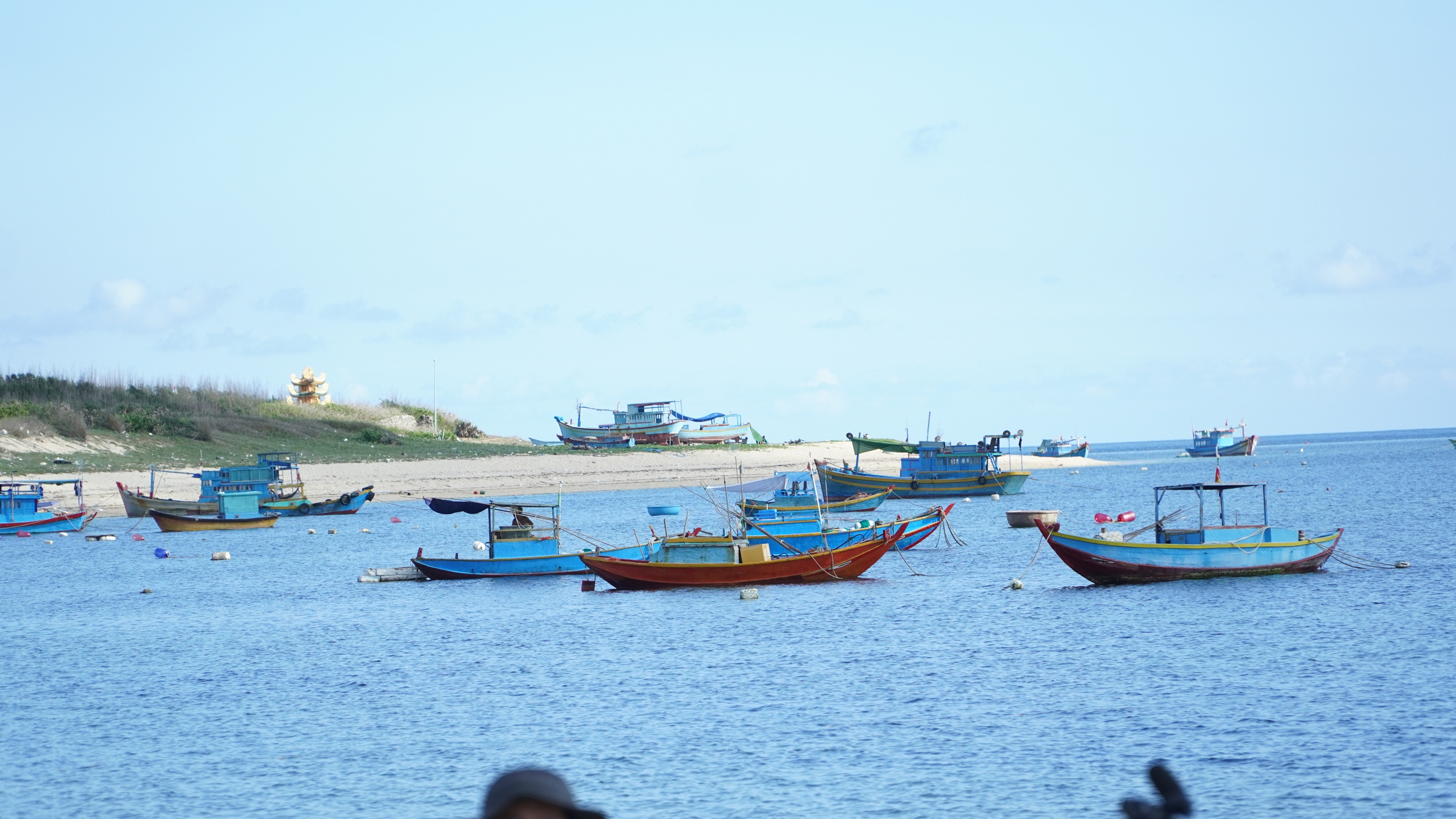 Bình Thuận: Tàu cá gồm 6 người bị lật úp trên biển, 1 người mất tích chưa tìm thấy- Ảnh 1.