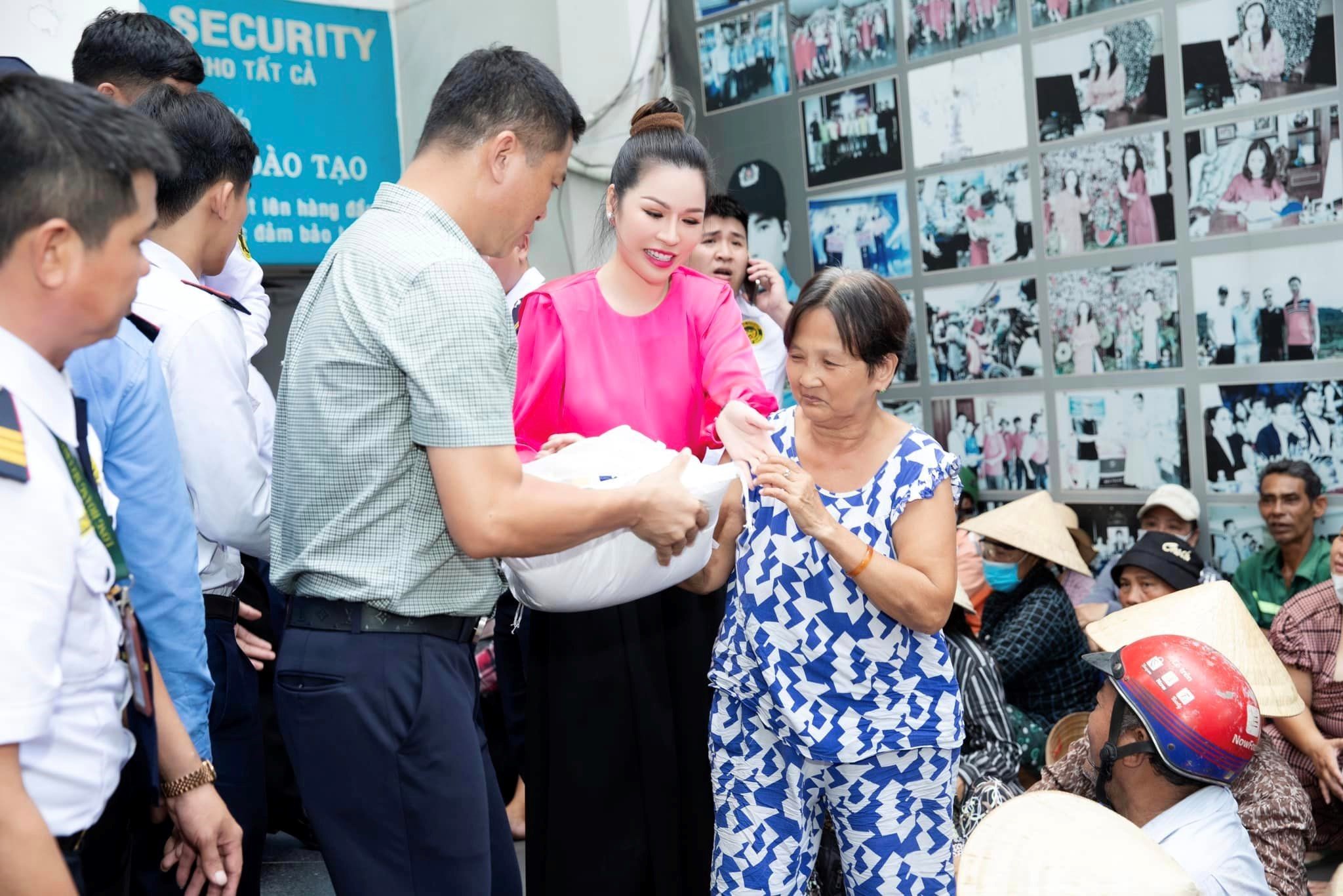 Hoa hậu Bùi Thị Hà 20 năm bền bỉ phát gạo mùa Vu Lan- Ảnh 3.