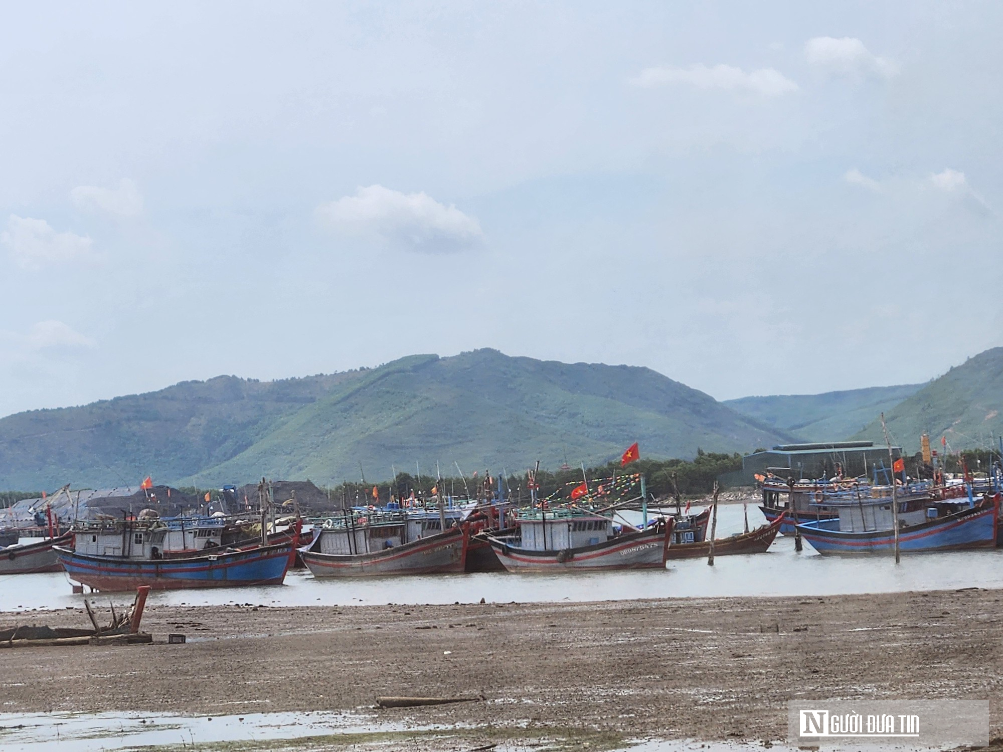 Hàng nghìn tàu thuyền ở Quảng Bình gặp khó về chỗ đậu đỗ vì nhiều cửa sông bồi lấp- Ảnh 2.