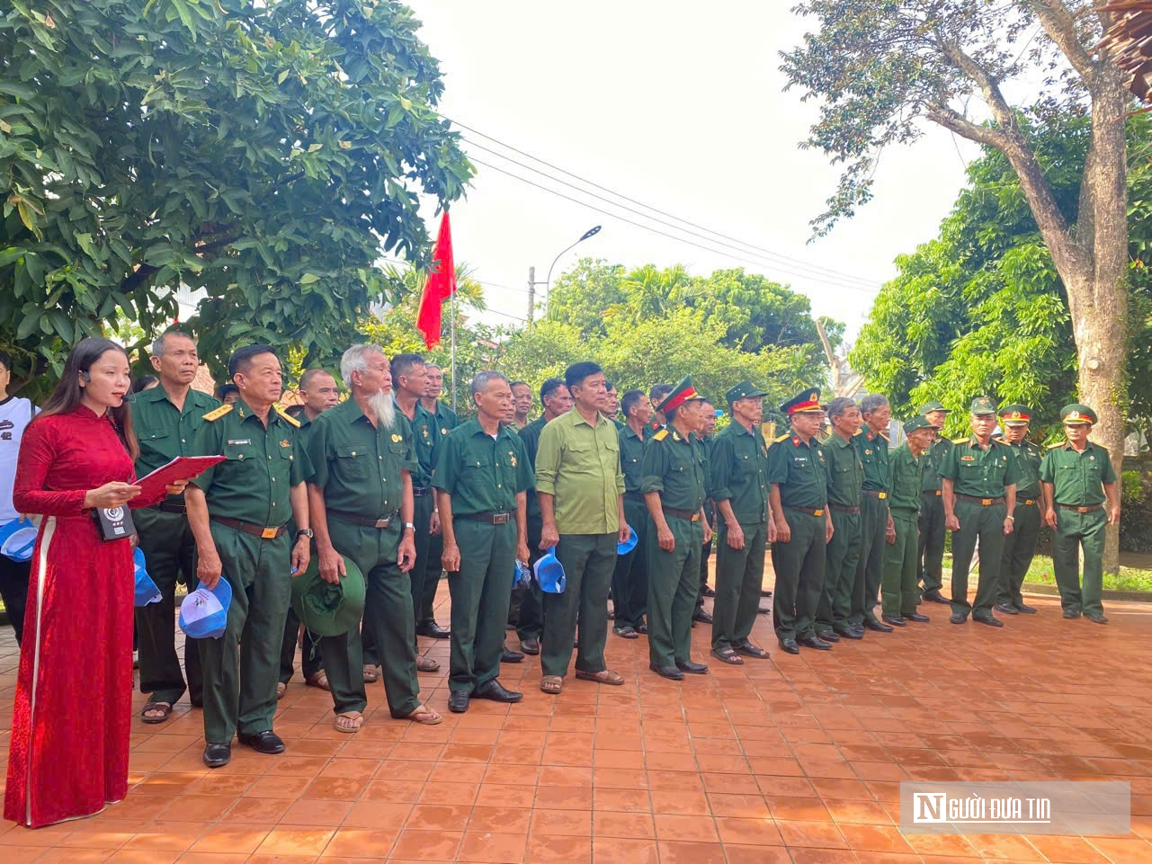 Người dân khắp cả nước đến viếng mộ Đại tướng Võ Nguyên Giáp- Ảnh 1.