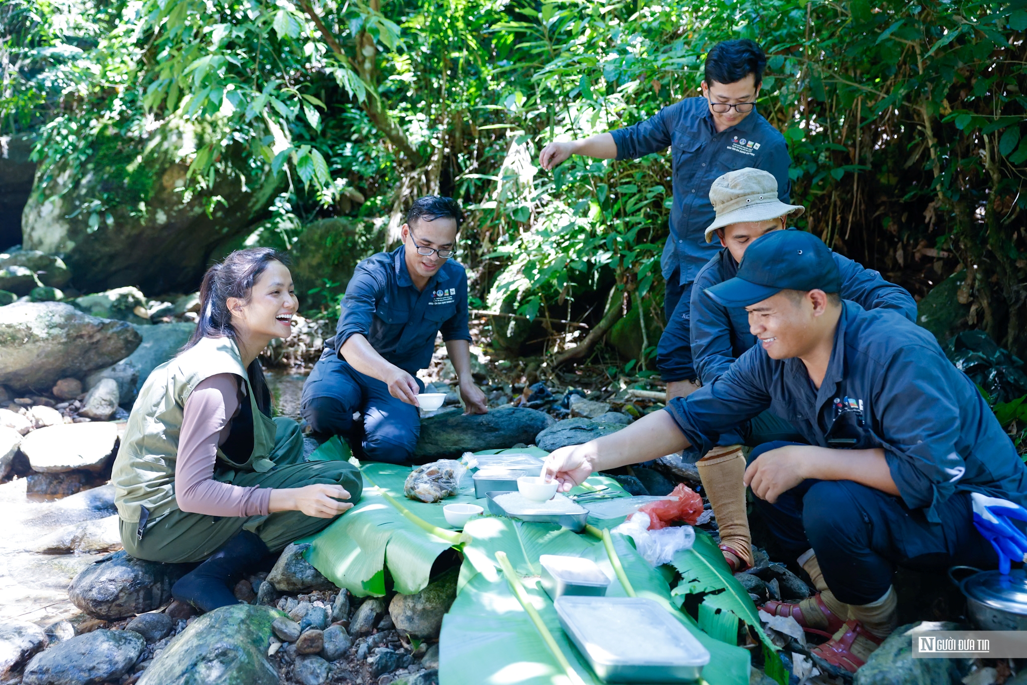 Tại rừng phòng hộ Đông Giang và Tây Giang, H’Hen Niê đã có cơ hội trải nghiệm thực tế cùng Đội tuần tra tháo gỡ bẫy dựa vào cộng đồng (Community Patrol Team - CPT). Đây là một phần của dự án bảo tồn Đa dạng Sinh học do USAID tài trợ, nhằm bảo vệ sự sống của các loài sinh vật dưới tán rừng già.