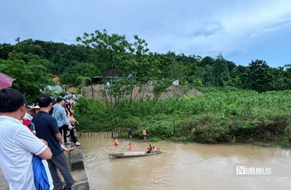 Nghệ An: Hơn 100 người tìm bé trai 9 tuổi rơi xuống sông- Ảnh 1.