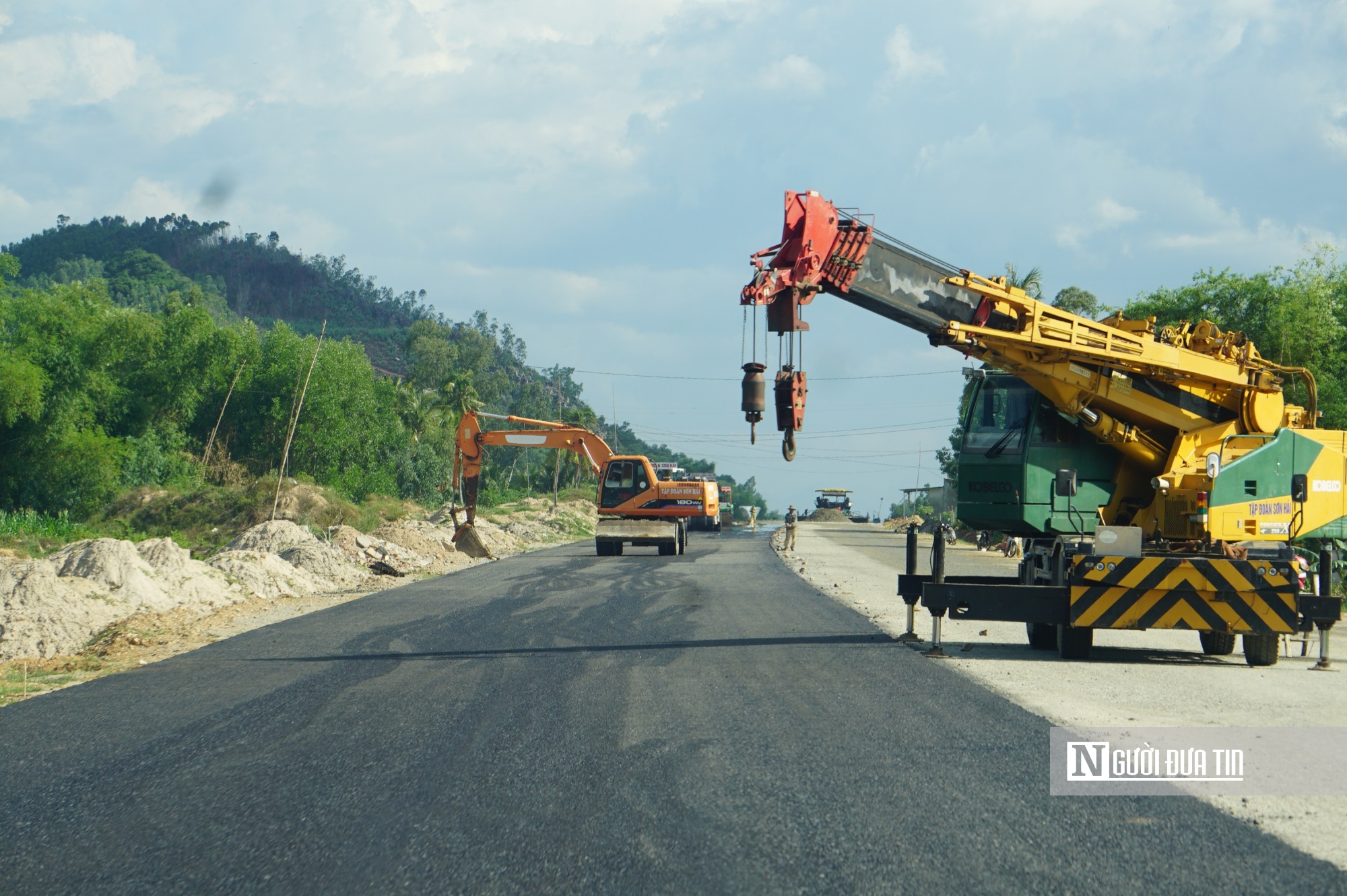 Dự án thành  phần cao tốc Hoài Nhơn - Quy Nhơn đoạn qua tỉnh Bình Định có chiều dài hơn 70km, tổng mức đầu tư hơn 12.400 tỷ đồng, do Ban quản lý dự án 85 của Bộ GTVT làm chủ đầu tư. Ảnh: Thu Dịu