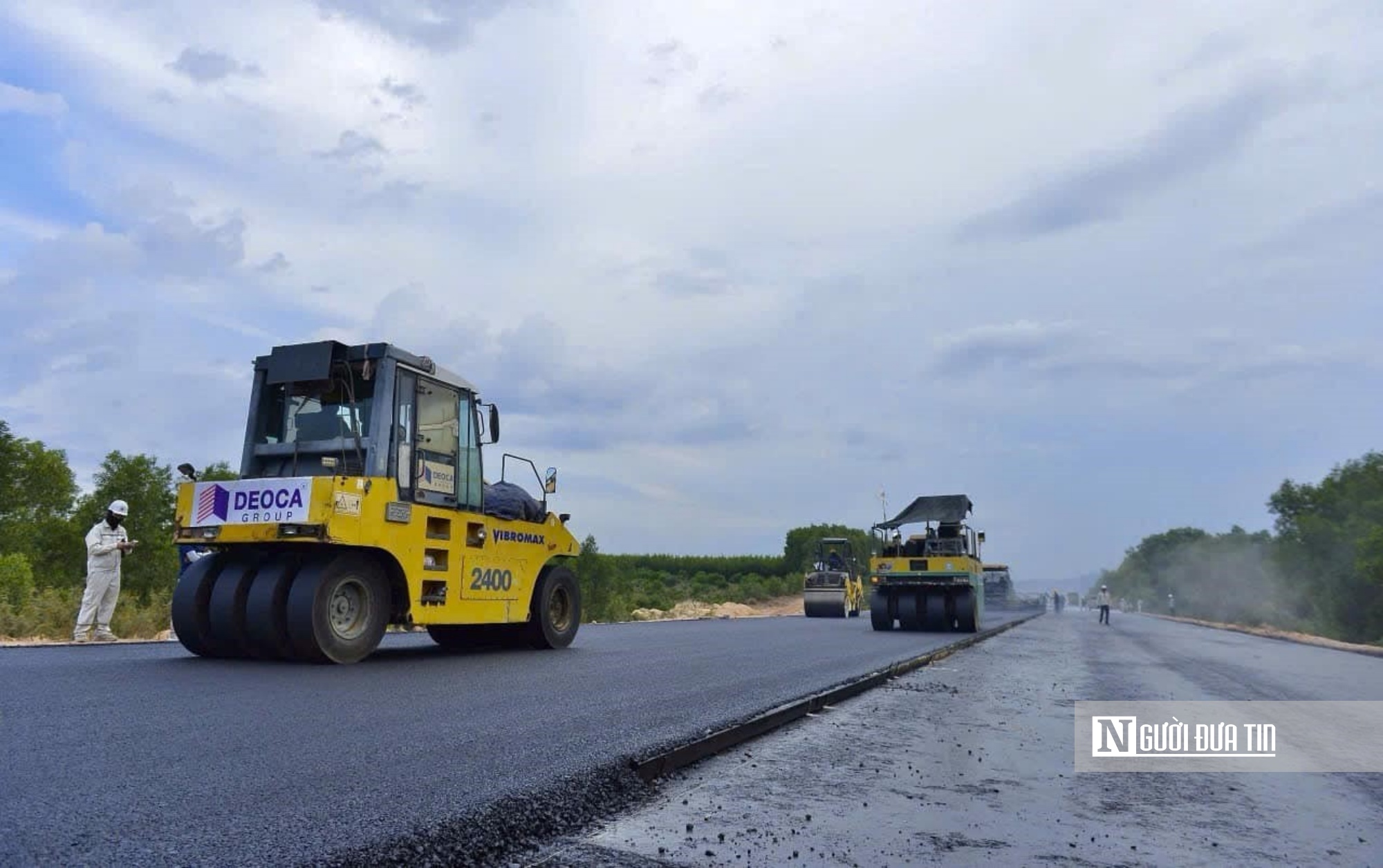 Công ty CP Tập đoàn Đèo Cả  - nhà thầu của dự án cao tốc Quảng Ngãi - Hoài Nhơn chính thức thảm những mét bê tông nhựa đầu tiên trên tuyến. Ảnh: Long Thành