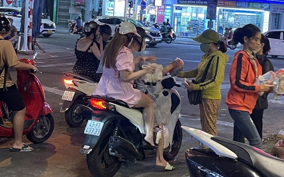 Tp.HCM siết chặt xe máy leo lề, lấn chiếm kinh doanh, không còn “luật rừng” trên đường phố - Ảnh 3.