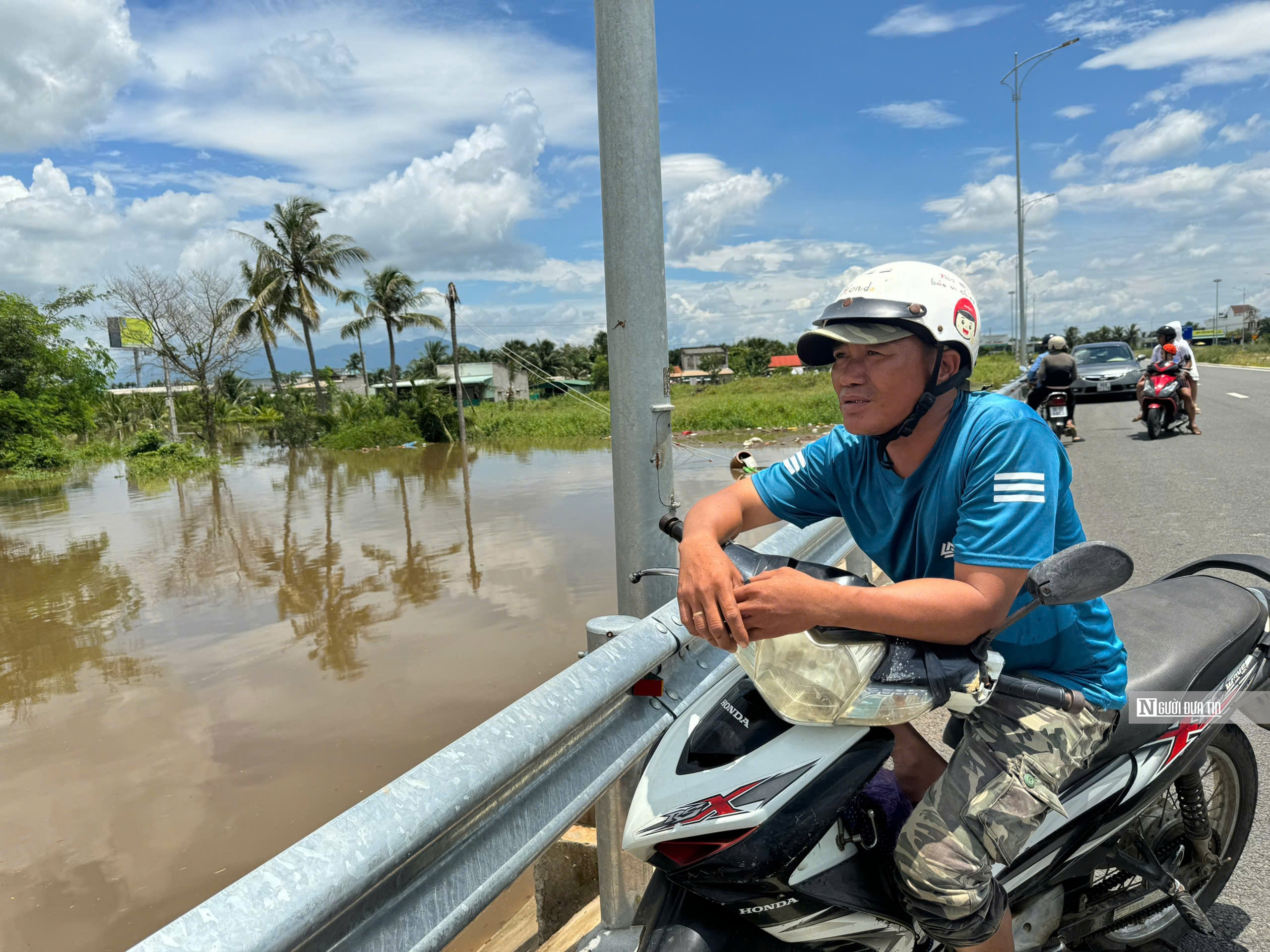 Người dân “khóc ròng” nhìn cảnh hàng nghìn trụ thanh long chìm trong biển nước trước ngày thu hoạch- Ảnh 5.