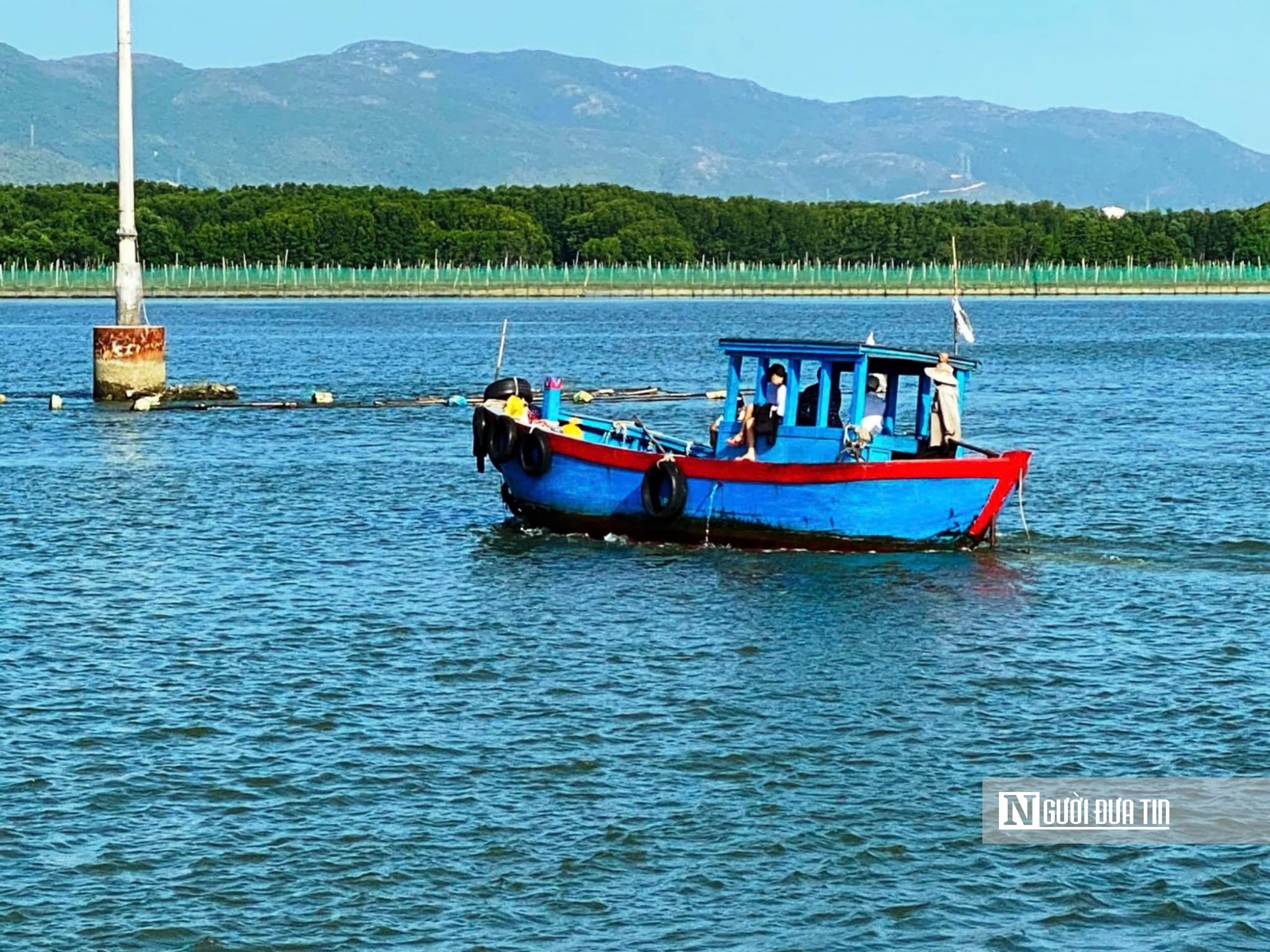 Hoạt động vận chuyển hành khách ở khu vực đầm Thị Nại (huyện Tuy Phước, tỉnh Bình Định) không đảm bảo các quy định về an toàn. Ảnh: Đạt GT