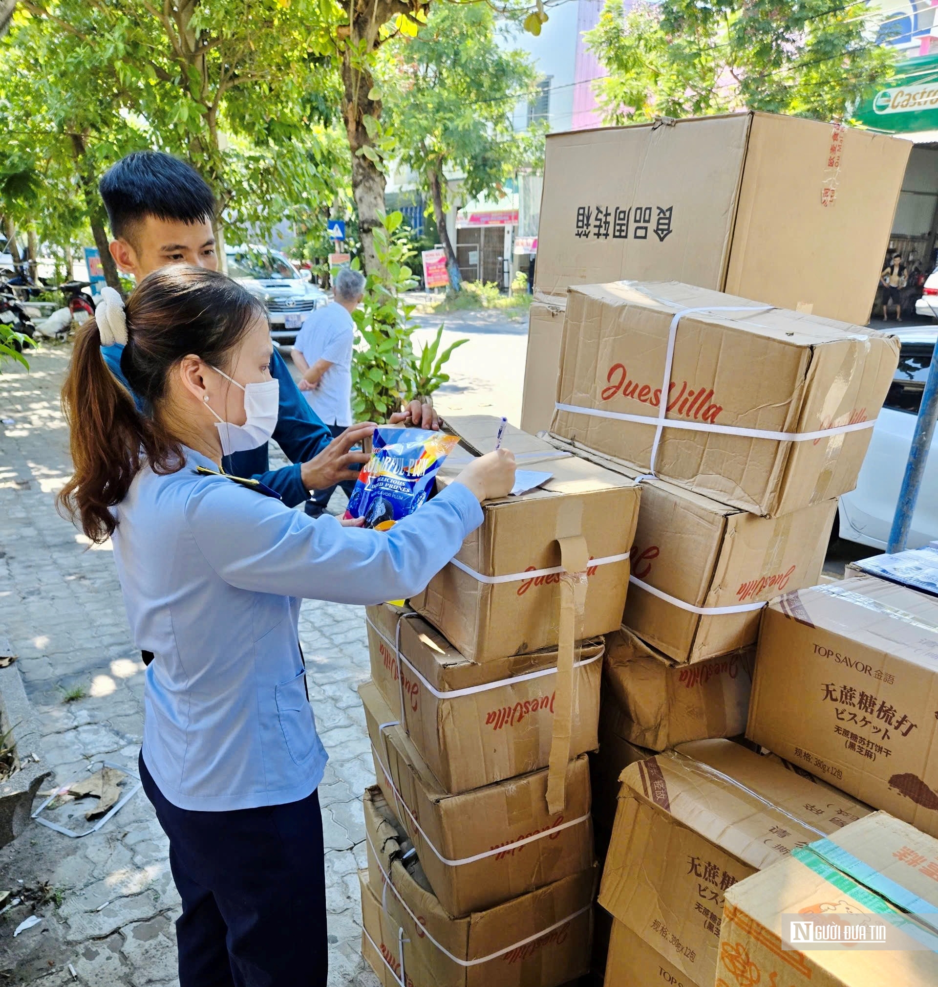 Cơ quan chức năng kiểm tra kho hàng nhập lậu.