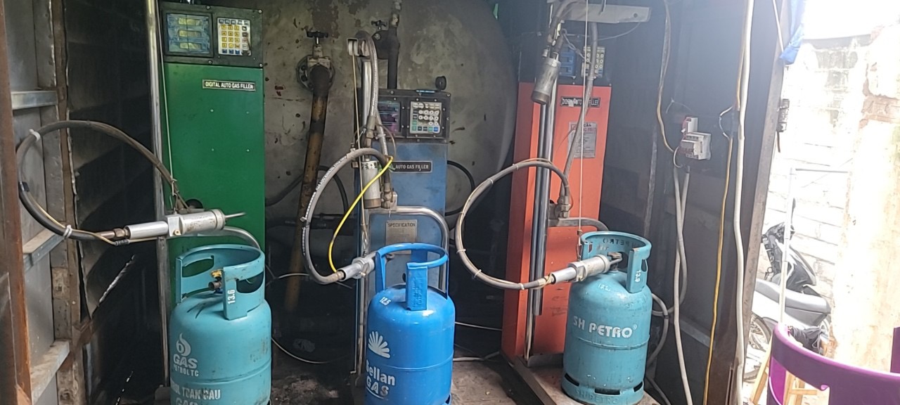 Hà Nội: Bắt quả tang cơ sở san, chiết, nạp LPG trái phép- Ảnh 2.