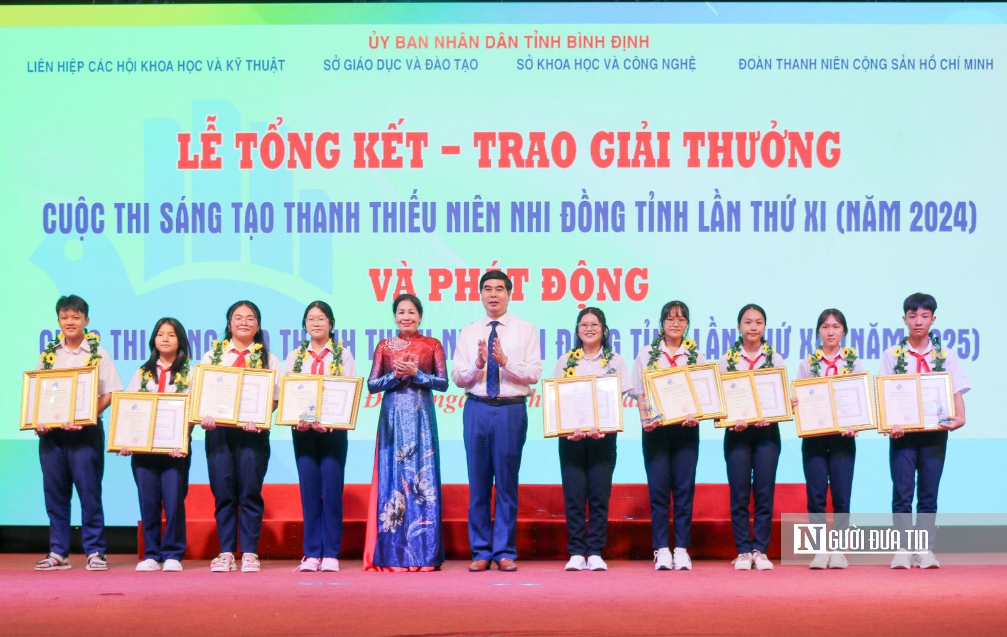 Ban tổ chức trao giải nhất cho các nhóm tác giải. Ảnh: Dương Thùy