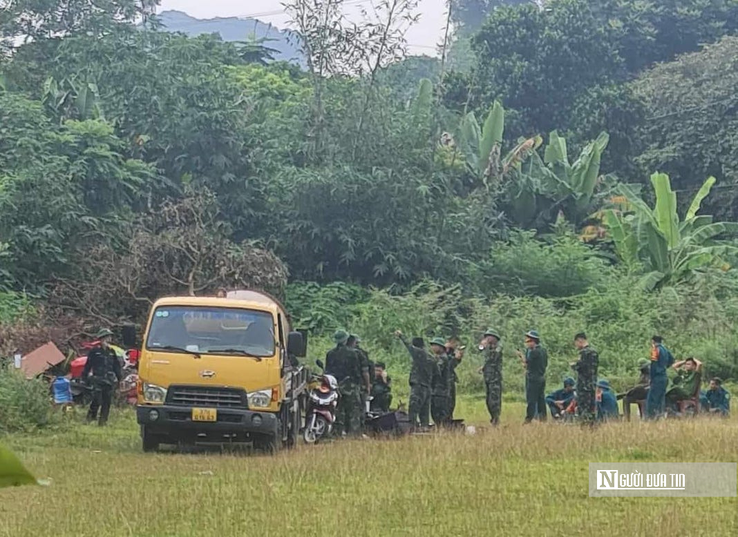 Công binh dò mìn tại hiện trường vụ nổ khiến 4 người thương vong- Ảnh 1.