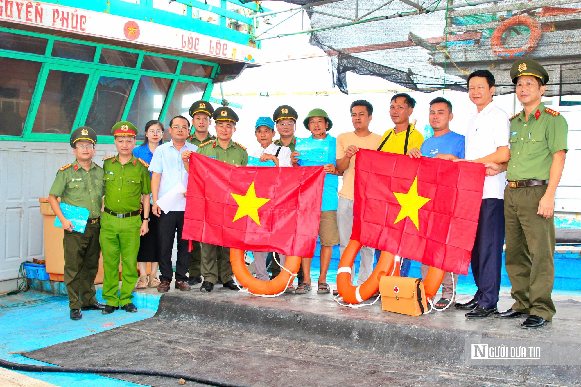 Công an Nghệ An trao hàng nghìn lá cờ Tổ quốc cho ngư dân vươn khơi, bám biển- Ảnh 3.