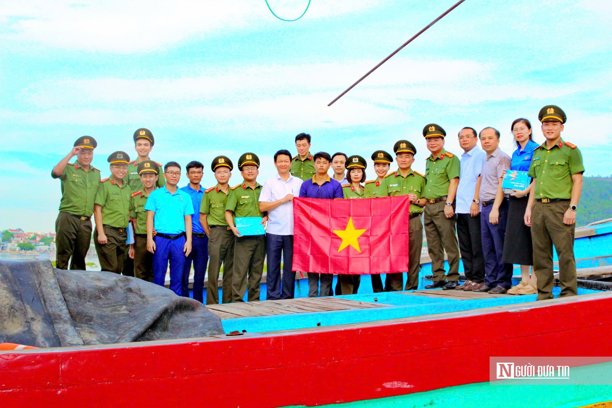 Công an Nghệ An trao hàng nghìn lá cờ Tổ quốc cho ngư dân vươn khơi, bám biển- Ảnh 4.