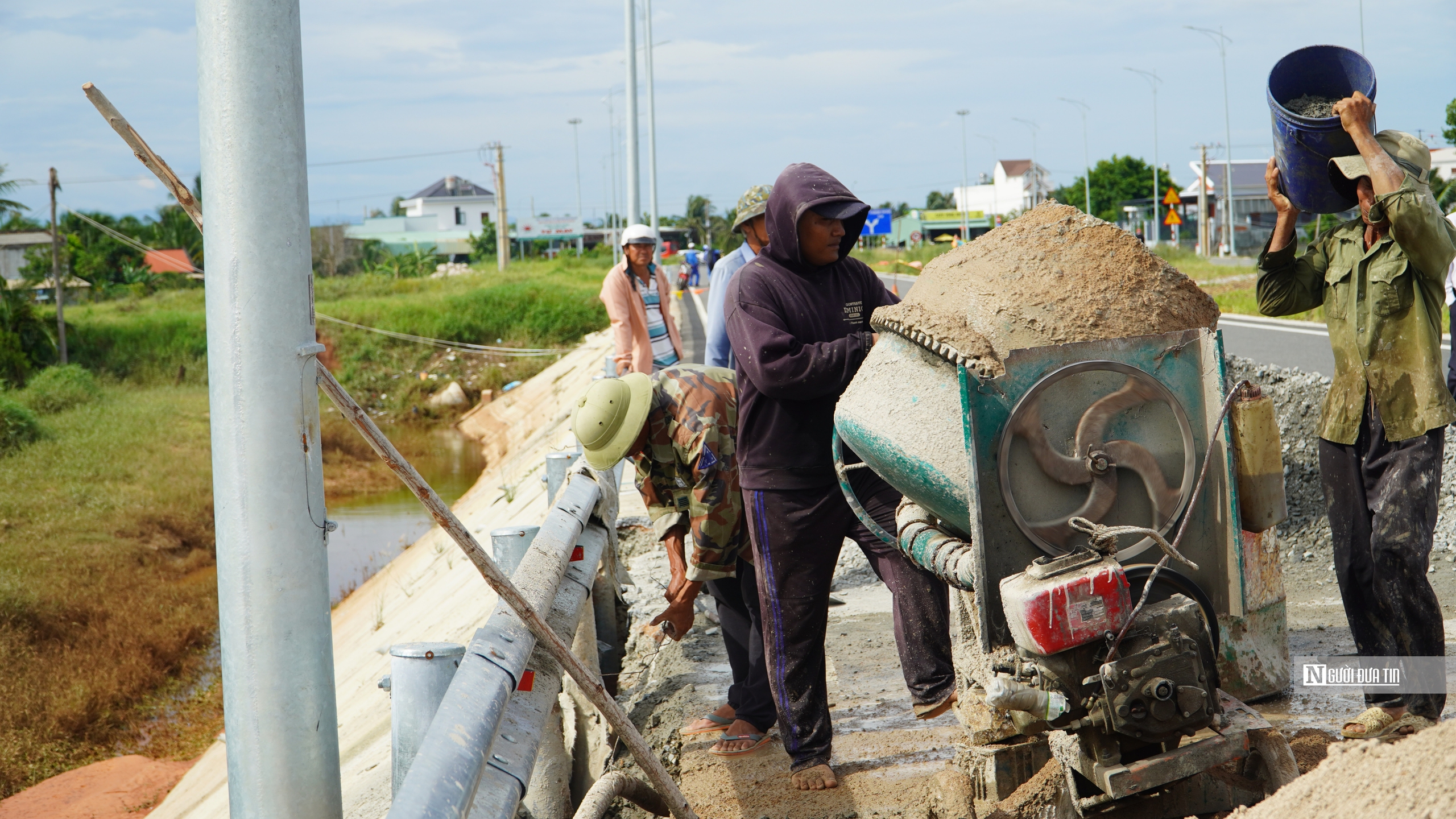 Bình Thuận: Huy động nhân công, máy móc khắc phục sạt lở ở đường 1.000 tỷ đồng- Ảnh 3.