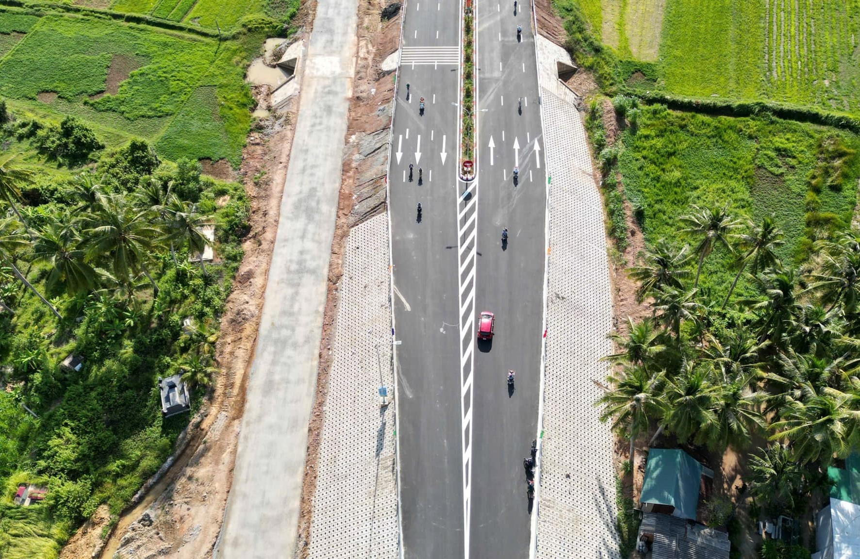 Tuyến đường góp phần hoàn thiện hạ tầng giao thông, mở rộng không gian phát triển cho đô thị Hoài Nhơn. Ảnh: Linh Phạm