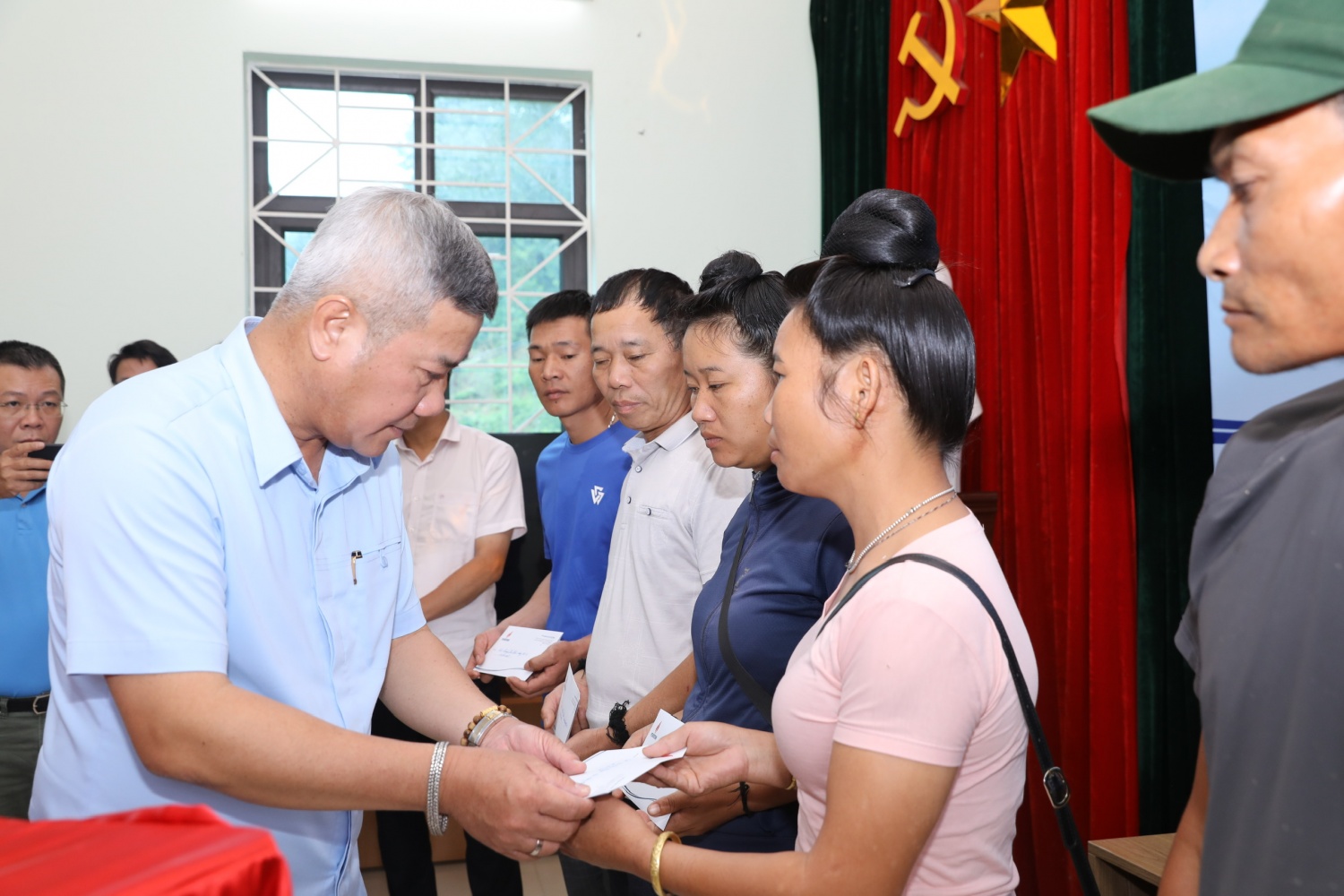 Đoàn công tác Petrovietnam thăm hỏi, hỗ trợ người dân Sơn La và Điện Biên khắc phục hậu quả mưa lũ- Ảnh 10. Đoàn công tác Petrovietnam thăm hỏi, hỗ trợ người dân Sơn La và Điện Biên khắc phục hậu quả mưa lũ- Ảnh 10.