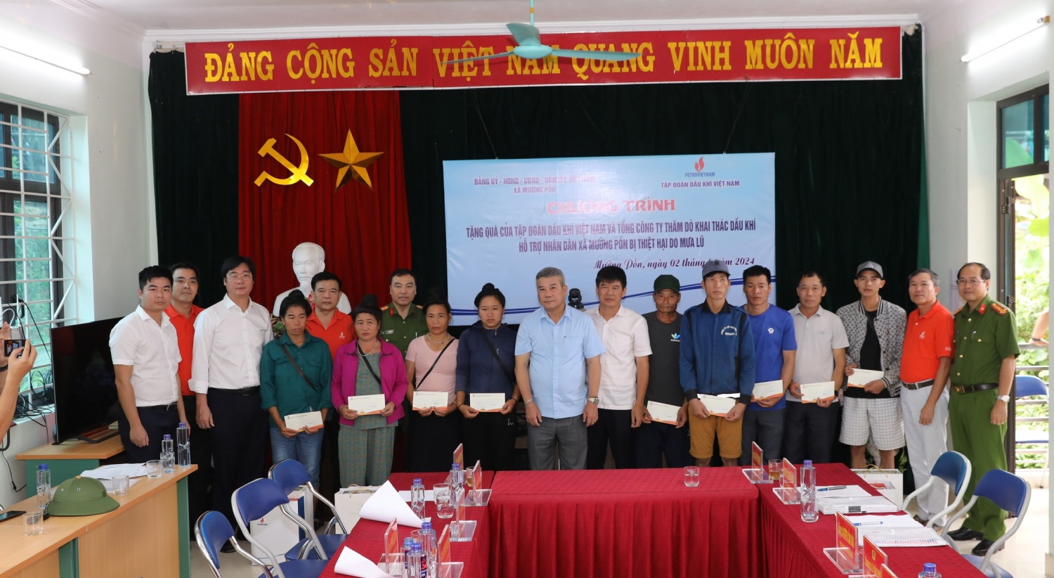 Đoàn công tác Petrovietnam thăm hỏi, hỗ trợ người dân Sơn La và Điện Biên khắc phục hậu quả mưa lũ- Ảnh 11. Đoàn công tác Petrovietnam thăm hỏi, hỗ trợ người dân Sơn La và Điện Biên khắc phục hậu quả mưa lũ- Ảnh 11.