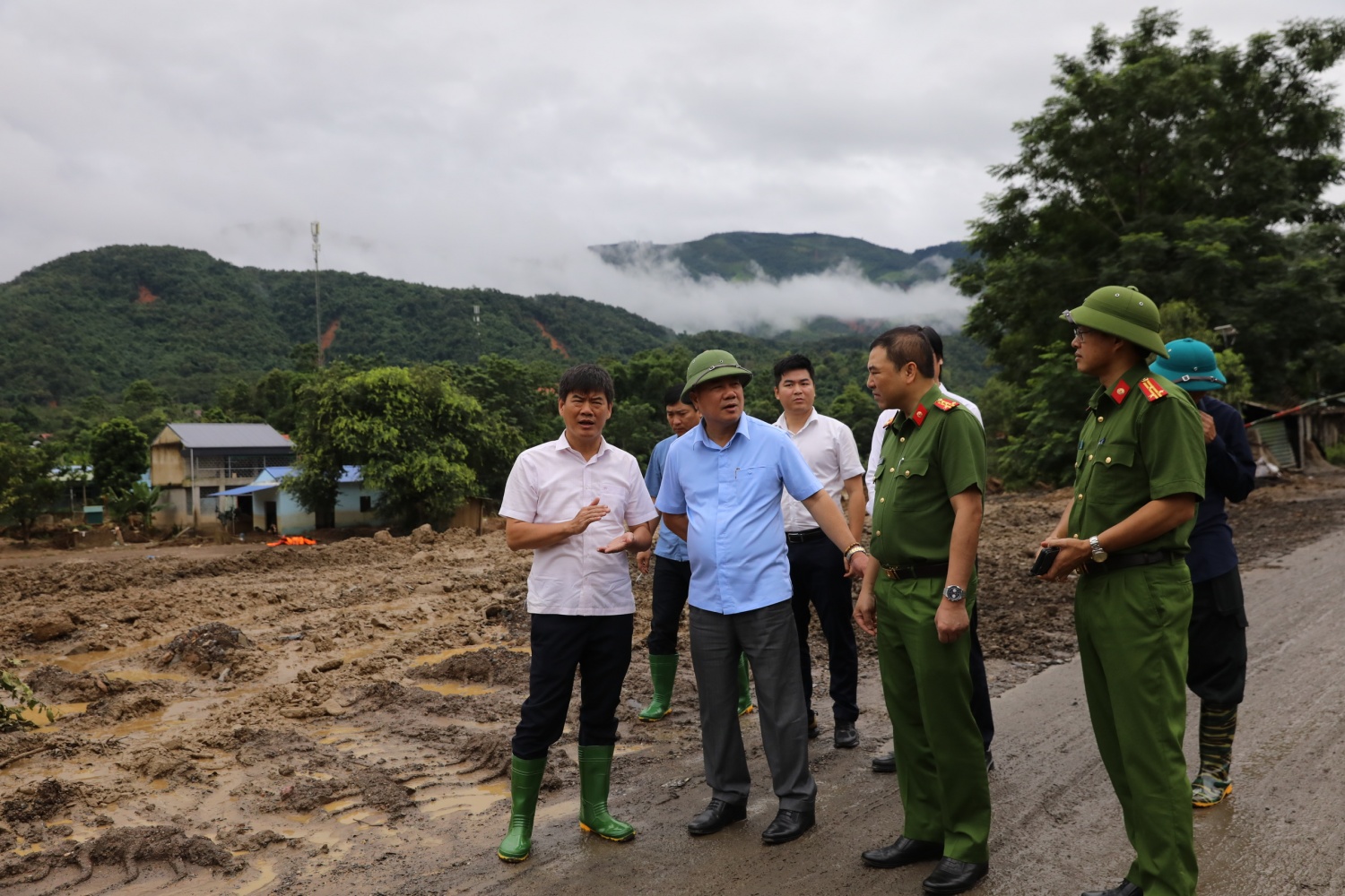 Đoàn công tác Petrovietnam thăm hỏi, hỗ trợ người dân Sơn La và Điện Biên khắc phục hậu quả mưa lũ- Ảnh 17. Đoàn công tác Petrovietnam thăm hỏi, hỗ trợ người dân Sơn La và Điện Biên khắc phục hậu quả mưa lũ- Ảnh 17.