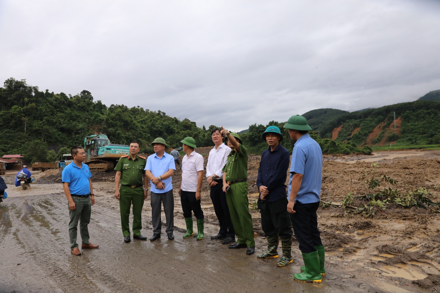 Đoàn công tác Petrovietnam thăm hỏi, hỗ trợ người dân Sơn La và Điện Biên khắc phục hậu quả mưa lũ- Ảnh 18. Đoàn công tác Petrovietnam thăm hỏi, hỗ trợ người dân Sơn La và Điện Biên khắc phục hậu quả mưa lũ- Ảnh 18.