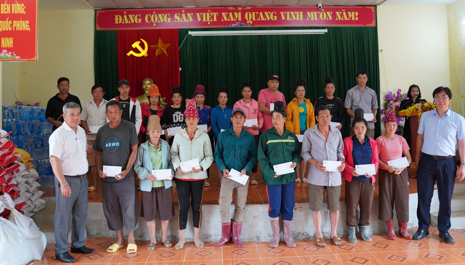 Đoàn công tác Petrovietnam thăm hỏi, hỗ trợ người dân Sơn La và Điện Biên khắc phục hậu quả mưa lũ- Ảnh 5. Đoàn công tác Petrovietnam thăm hỏi, hỗ trợ người dân Sơn La và Điện Biên khắc phục hậu quả mưa lũ- Ảnh 5.