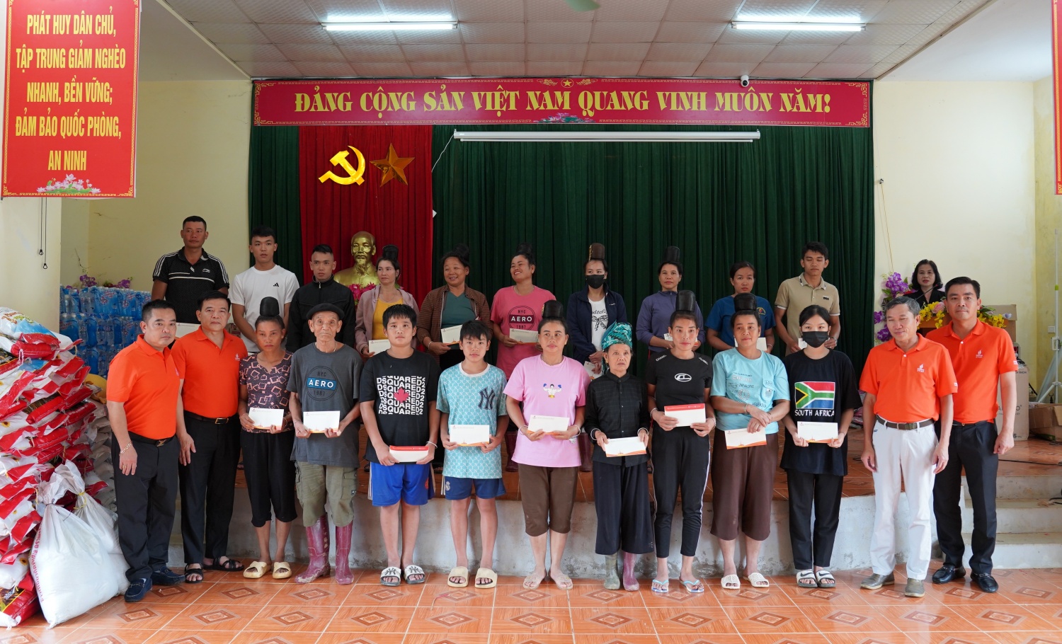 Đoàn công tác Petrovietnam thăm hỏi, hỗ trợ người dân Sơn La và Điện Biên khắc phục hậu quả mưa lũ- Ảnh 6. Đoàn công tác Petrovietnam thăm hỏi, hỗ trợ người dân Sơn La và Điện Biên khắc phục hậu quả mưa lũ- Ảnh 6.