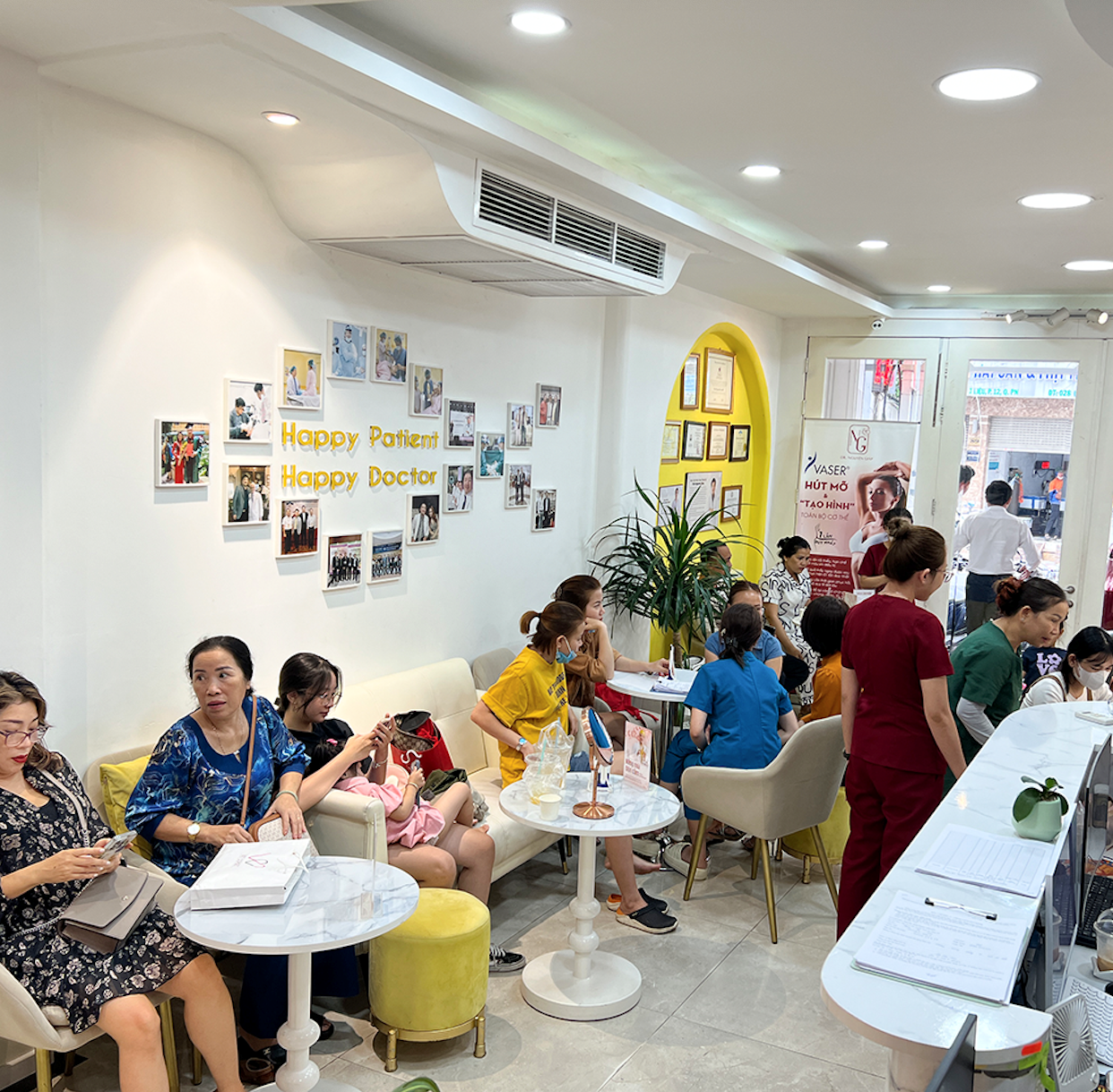 Dr. Nguyên Giáp - Từng bước trở thành bác sĩ hàng đầu ngành thẩm mỹ- Ảnh 7. Dr. Nguyên Giáp - Từng bước trở thành bác sĩ hàng đầu ngành thẩm mỹ- Ảnh 7.