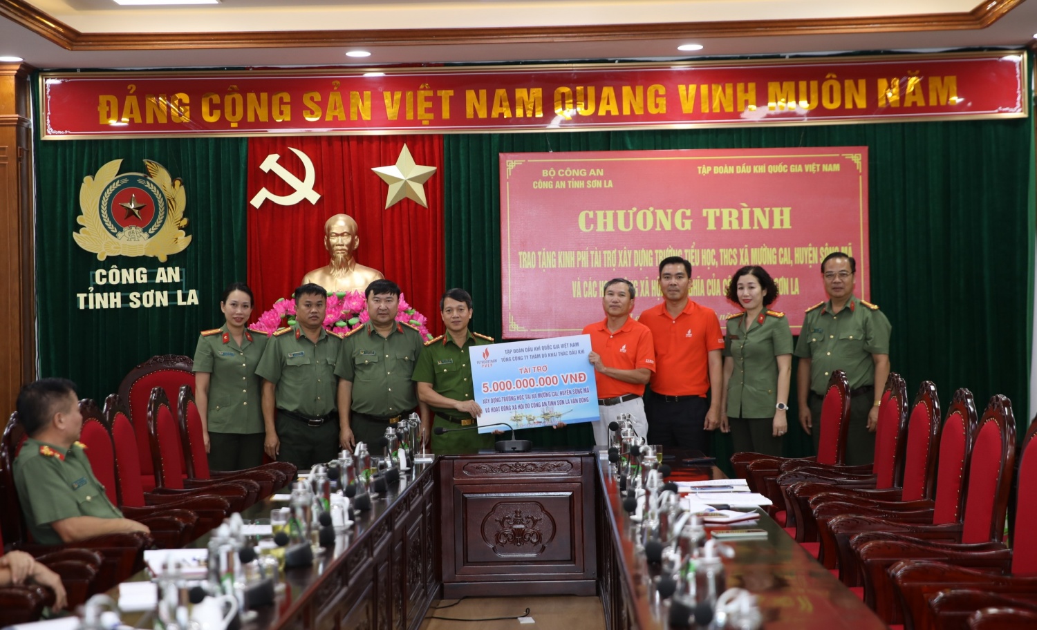 Đoàn công tác Petrovietnam thăm hỏi, hỗ trợ người dân Sơn La và Điện Biên khắc phục hậu quả mưa lũ- Ảnh 7. Đoàn công tác Petrovietnam thăm hỏi, hỗ trợ người dân Sơn La và Điện Biên khắc phục hậu quả mưa lũ- Ảnh 7.