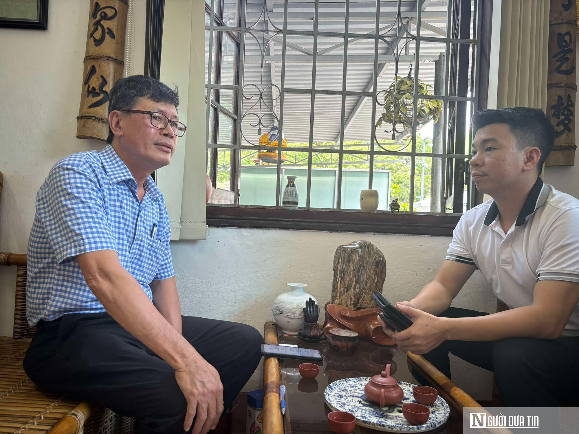 Dân mạng phẫn nộ với người đàn ông đòi ôm hôn cô gái trên phố đi bộ- Ảnh 1.