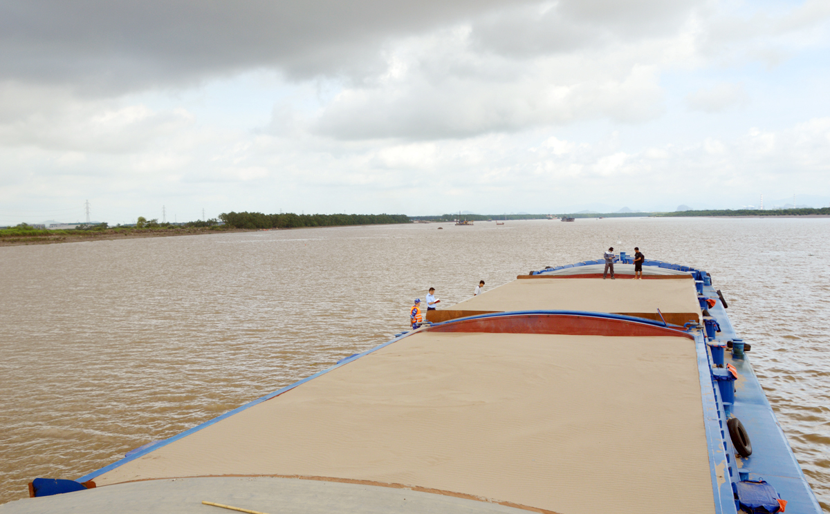 Tạm giữ tàu chở 1.000 m3 cát không rõ nguồn gốc tại vùng biển Hải Phòng - Quảng Ninh- Ảnh 1.