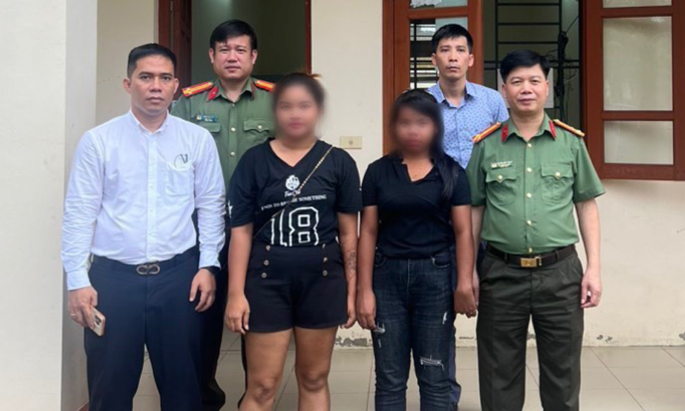 Ảnh bàn giao 2 phụ nữ Campuchia nhập cảnh trái phép