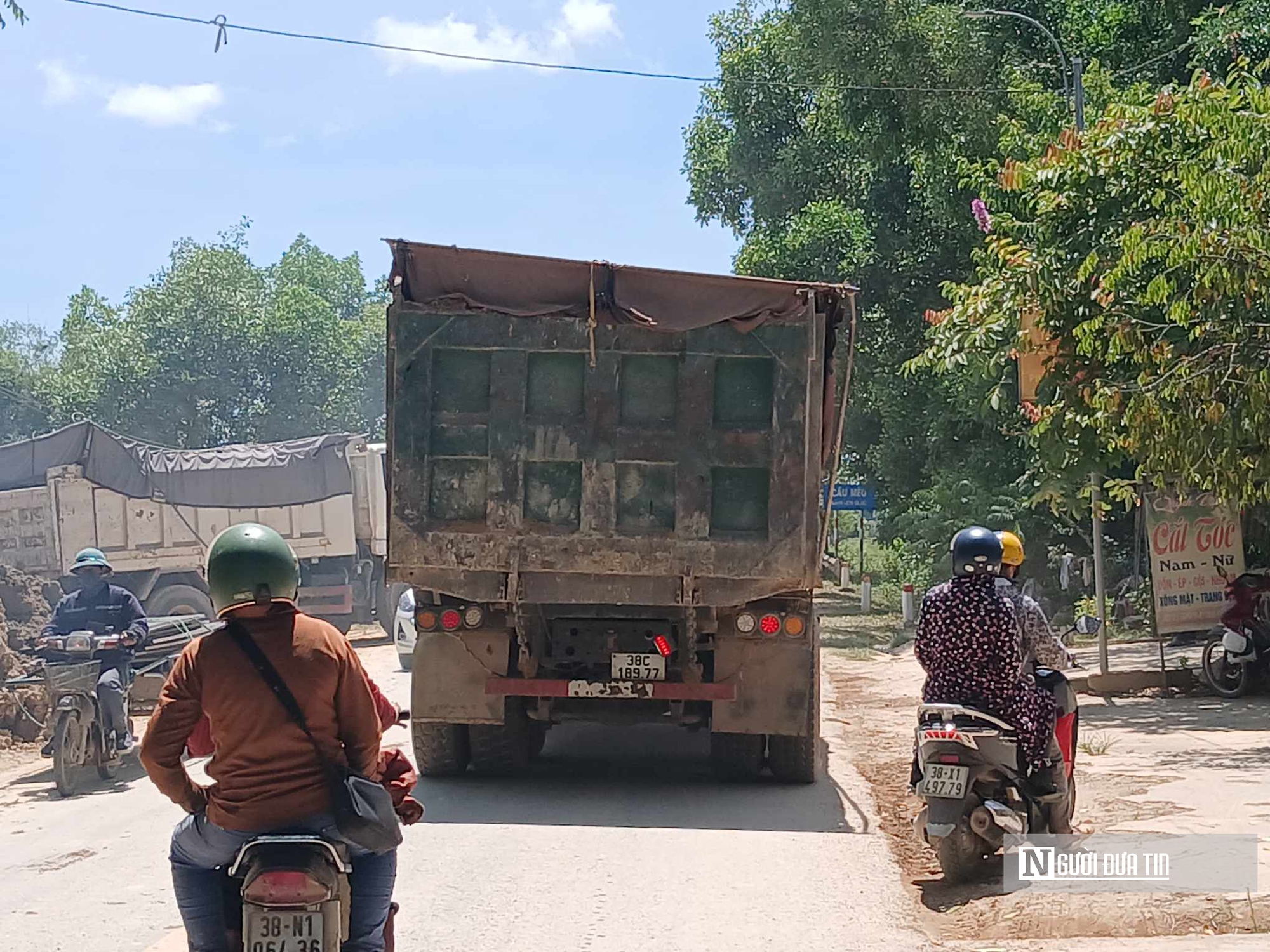 Hà Tĩnh: Hàng chục xe tải hạng nặng đại náo đường dân sinh, người dân bức xúc- Ảnh 4.