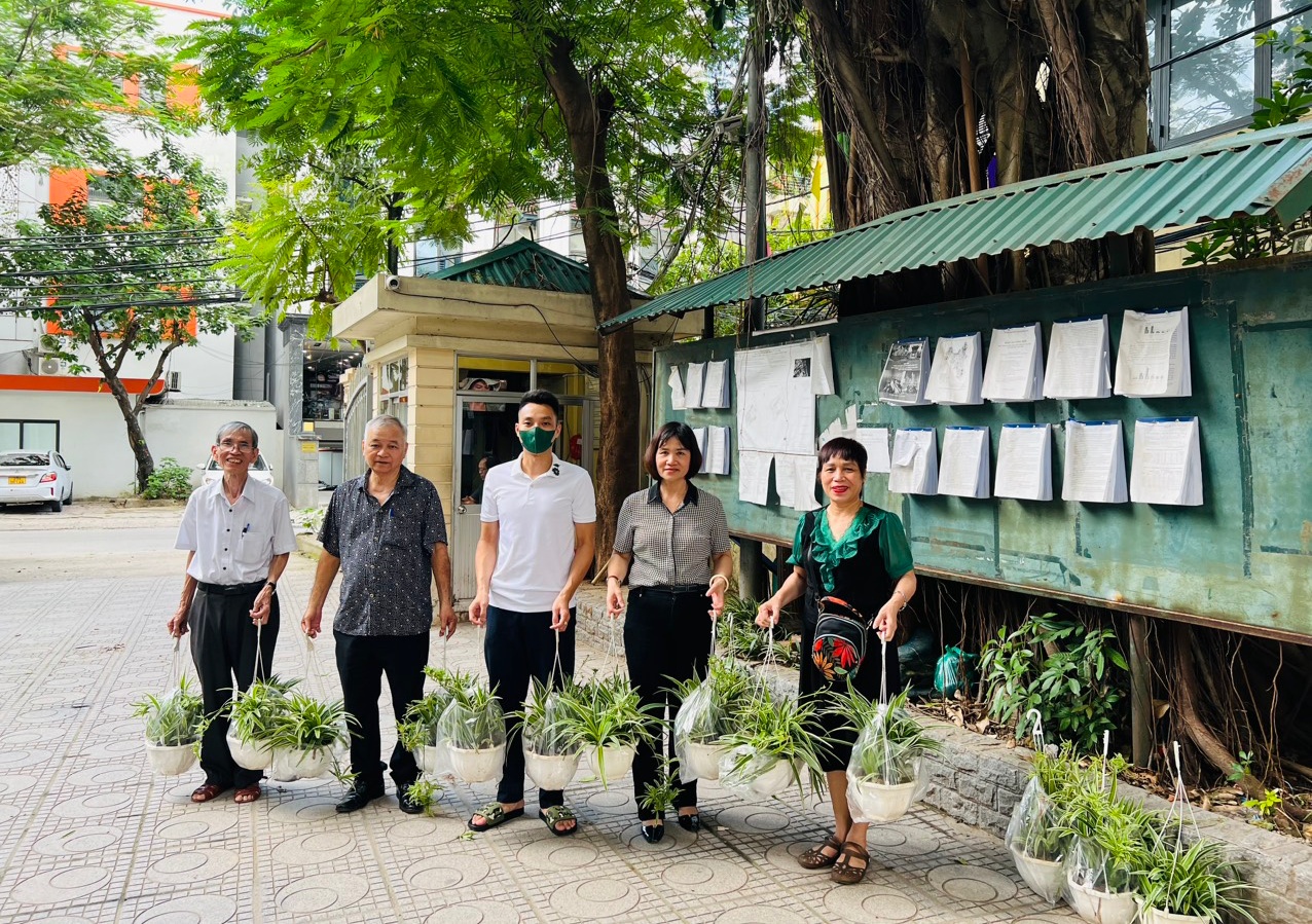 Chi hội Luật gia phường Bưởi tích cực tham gia bảo vệ môi trường- Ảnh 1.