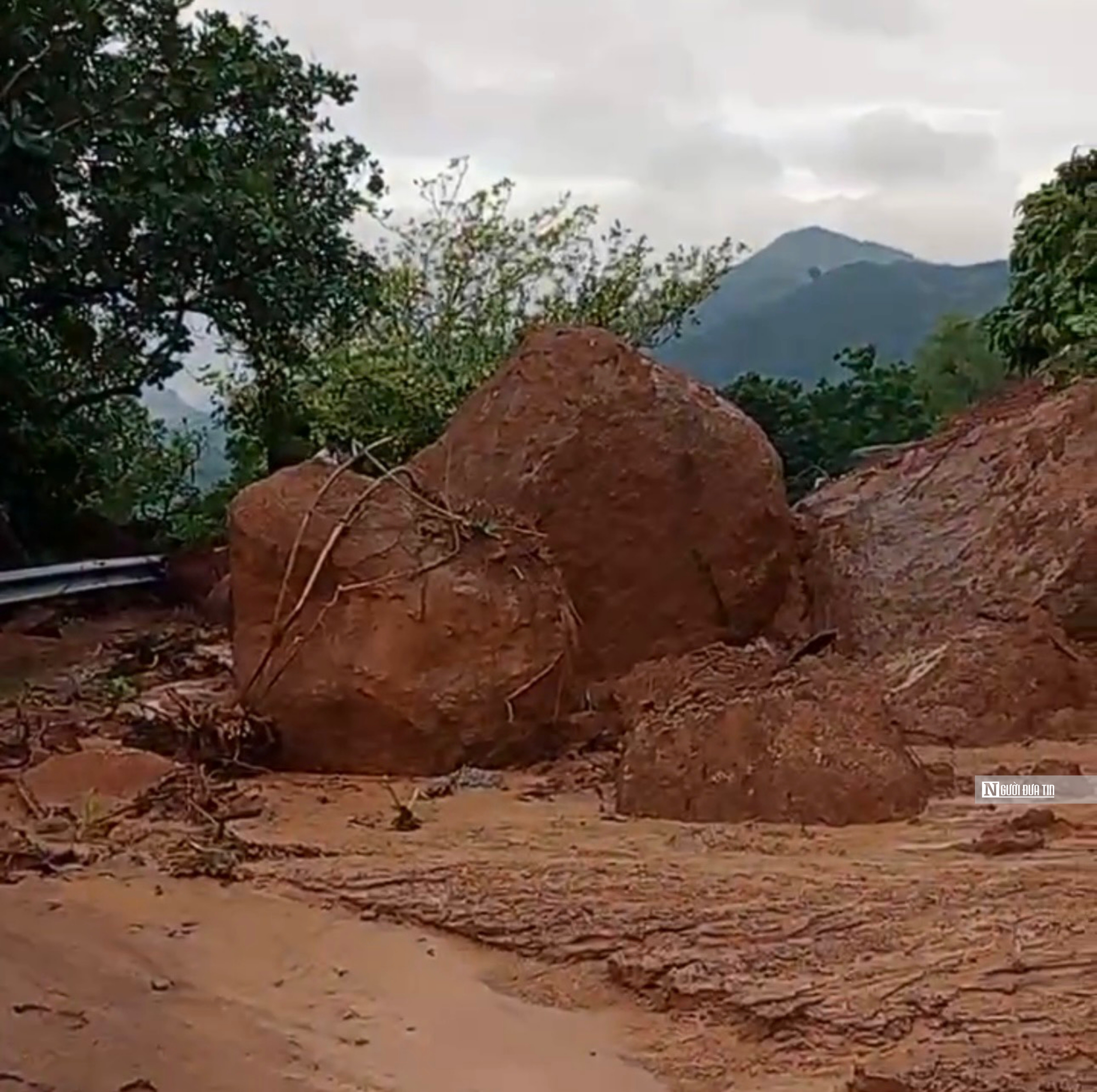 Bình Thuận: Sạt lở nghiêm trọng trên đèo Tà Pứa, giao thông chia cắt- Ảnh 1.