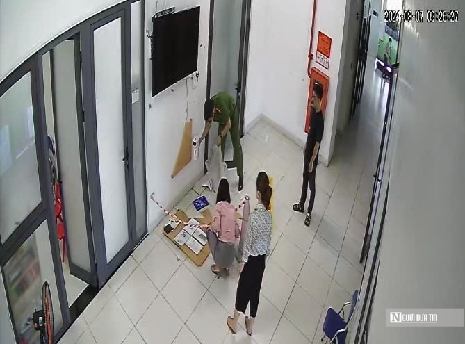 Công an đến ghi nhận hiện trường Trường mầm non Việt Nhật bị đập phá. Công an đến ghi nhận hiện trường Trường mầm non Việt Nhật bị đập phá.