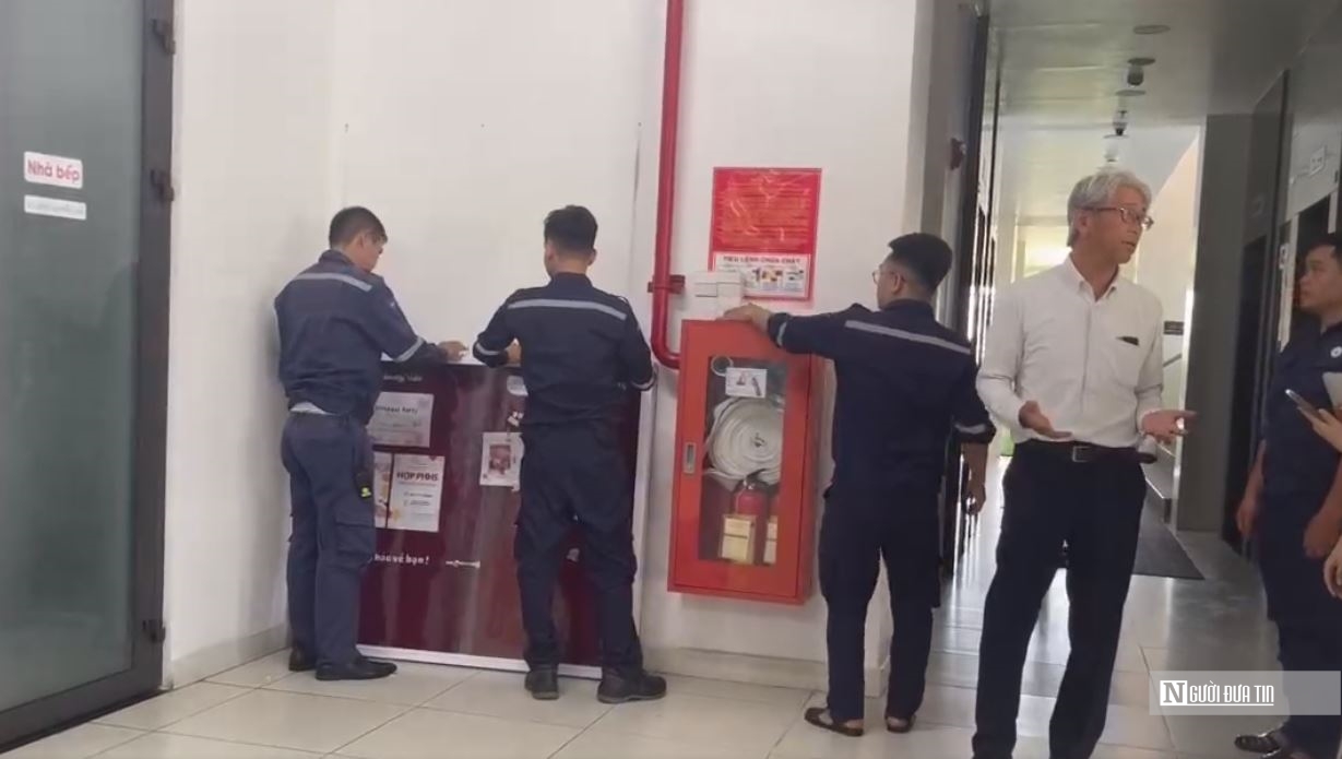 Phía nhà trường và chủ đầu tư tòa nhà ghi nhận và xử lý hiện trường vụ việc. Phía nhà trường và chủ đầu tư tòa nhà ghi nhận và xử lý hiện trường vụ việc.