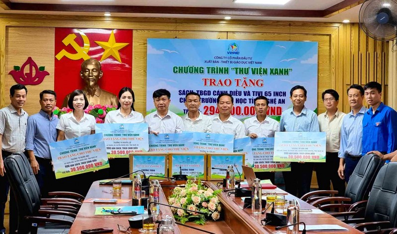 Trao tặng hàng nghìn cuốn sách giáo khoa đến học sinh vùng khó khăn- Ảnh 1.