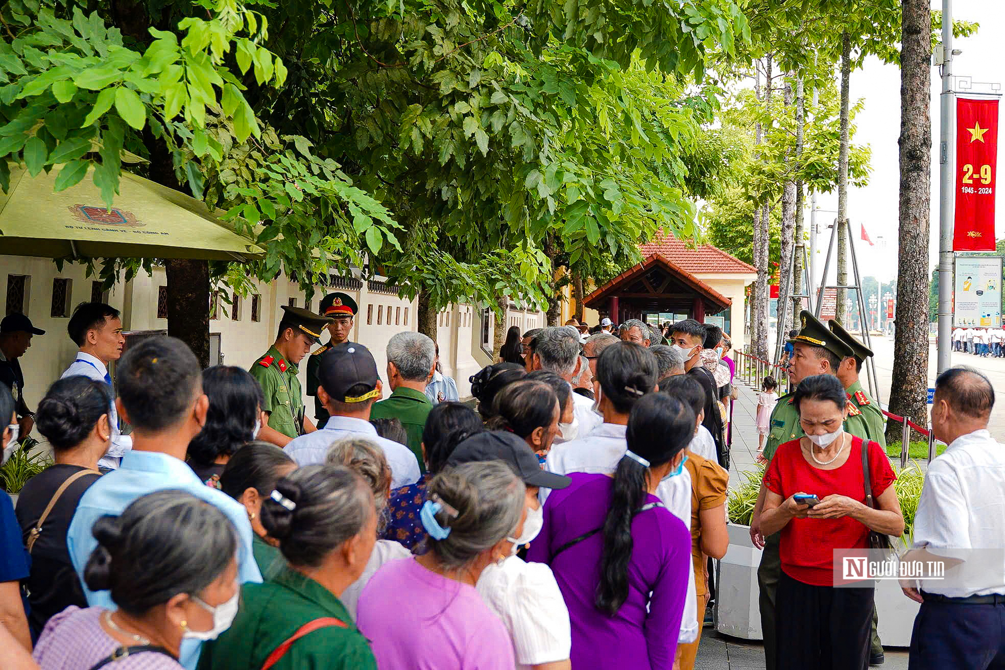 Dòng người xếp hàng chờ viếng Chủ tịch Hồ Chí Minh- Ảnh 5.