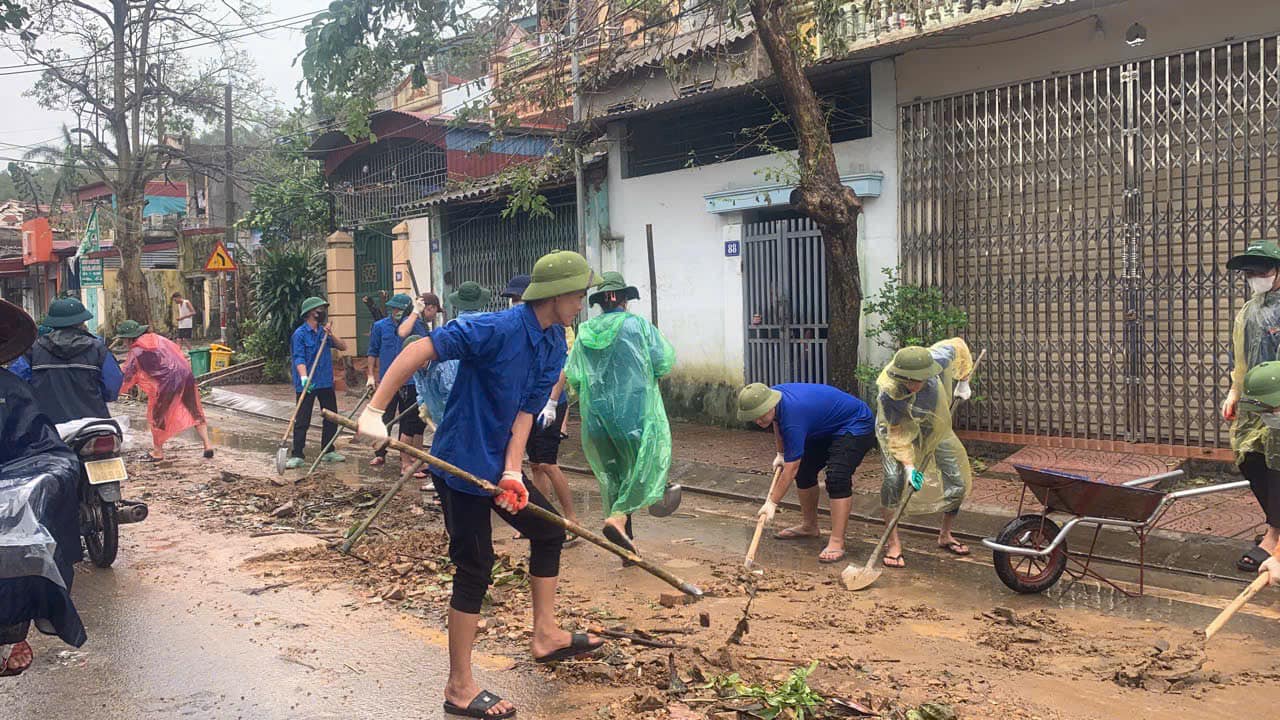 100 tình nguyện viên Nghệ An đã có mặt tại Hải Phòng khắc phục hậu quả sau bão Yagi- Ảnh 7.