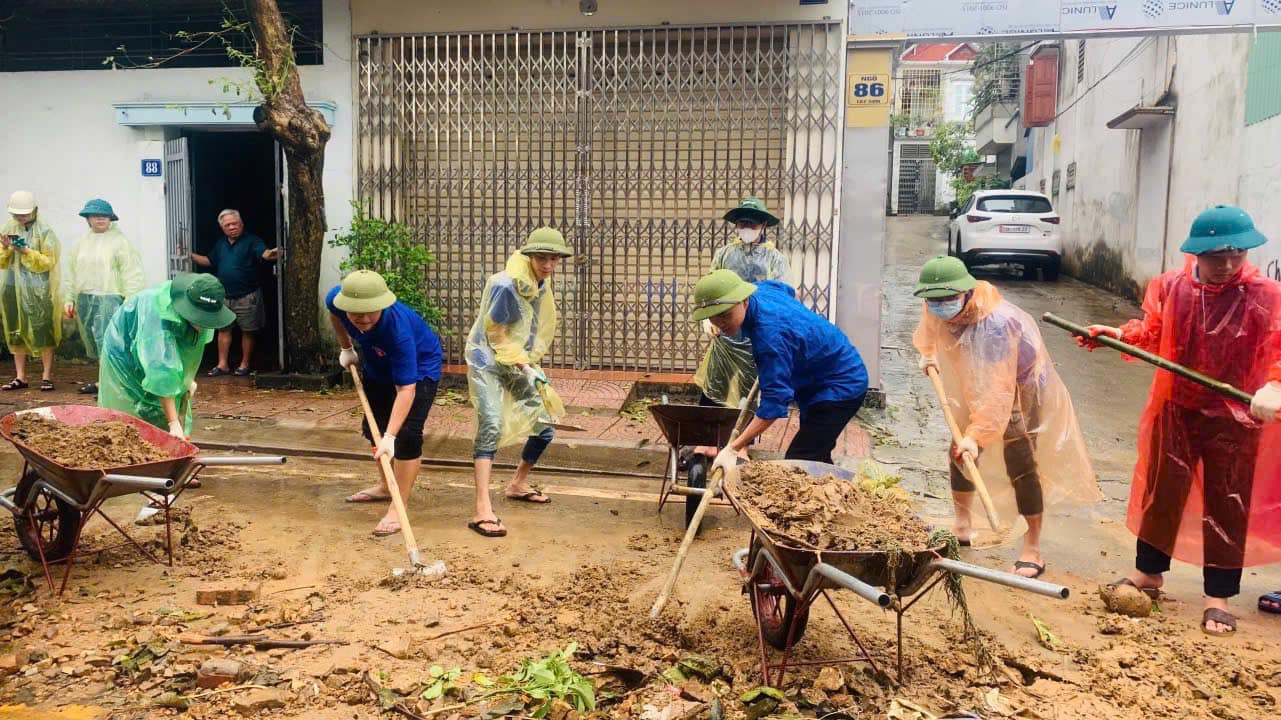 100 tình nguyện viên Nghệ An đã có mặt tại Hải Phòng khắc phục hậu quả sau bão Yagi- Ảnh 8.