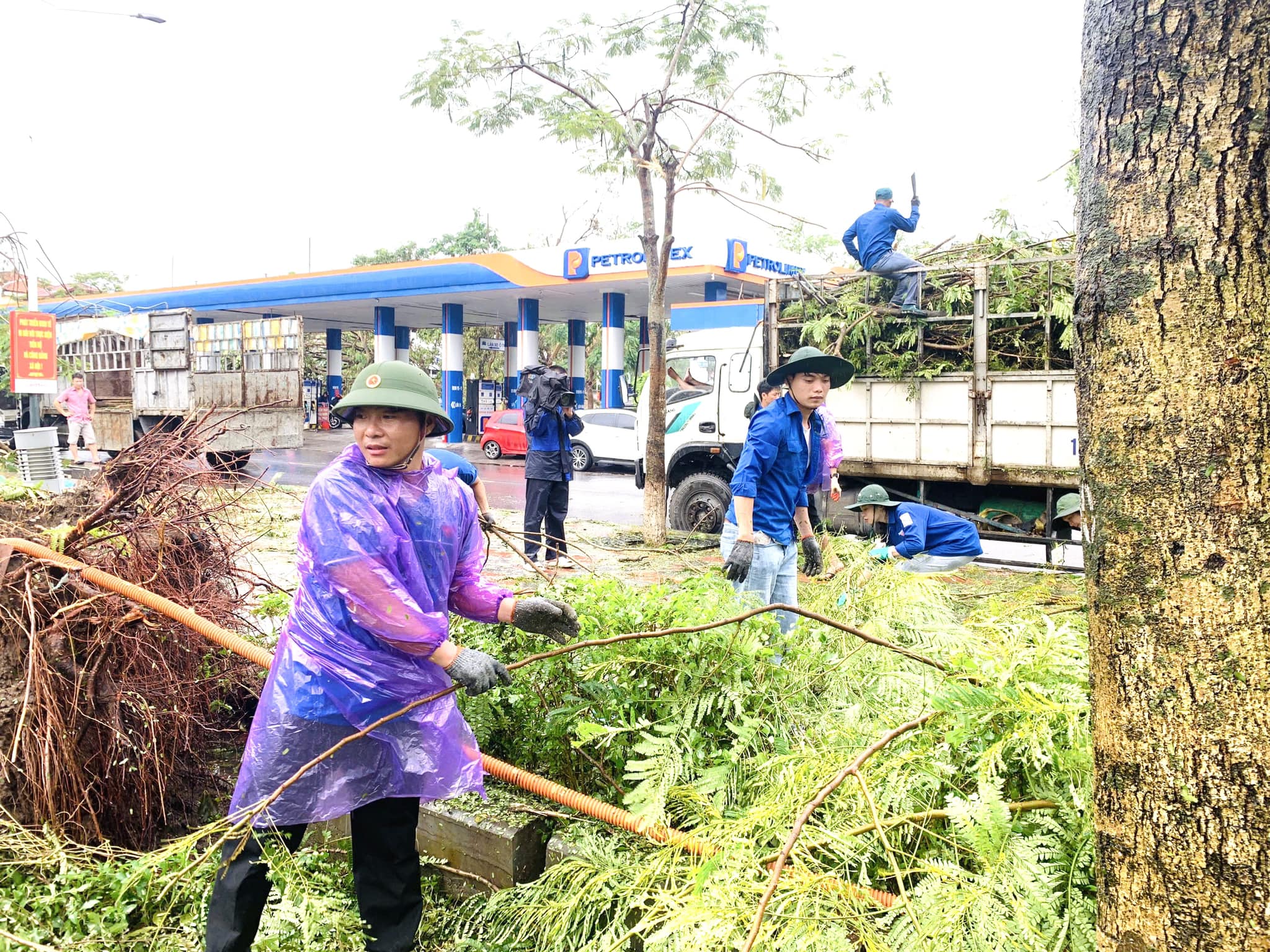 100 tình nguyện viên Nghệ An đã có mặt tại Hải Phòng khắc phục hậu quả sau bão Yagi- Ảnh 3.