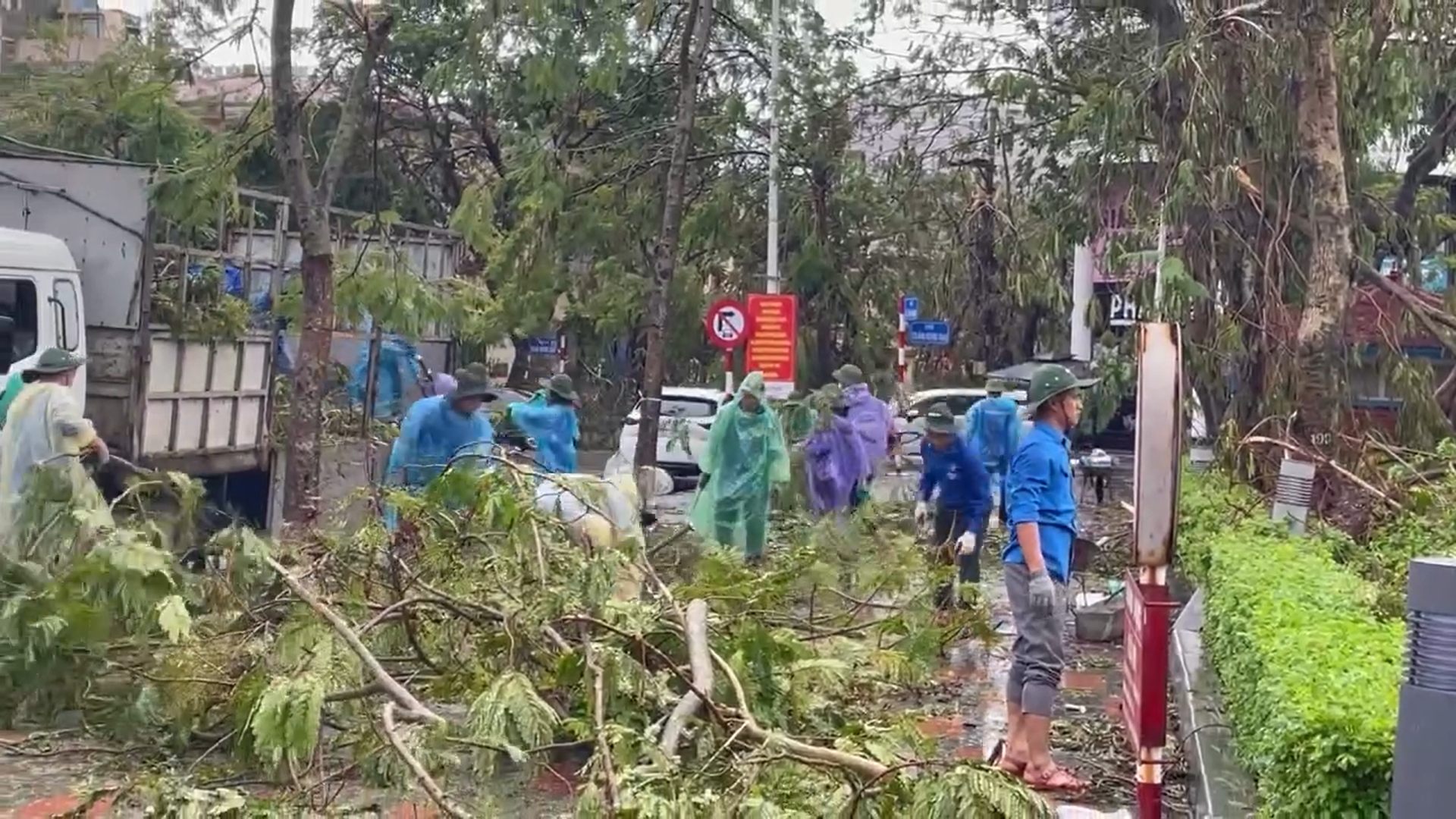 100 tình nguyện viên Nghệ An đã có mặt tại Hải Phòng khắc phục hậu quả sau bão Yagi- Ảnh 4.