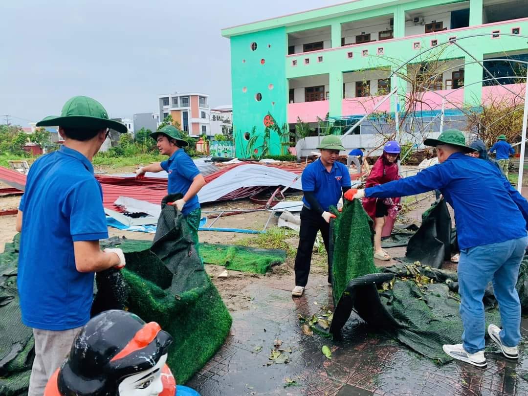 100 tình nguyện viên Nghệ An đã có mặt tại Hải Phòng khắc phục hậu quả sau bão Yagi- Ảnh 5.