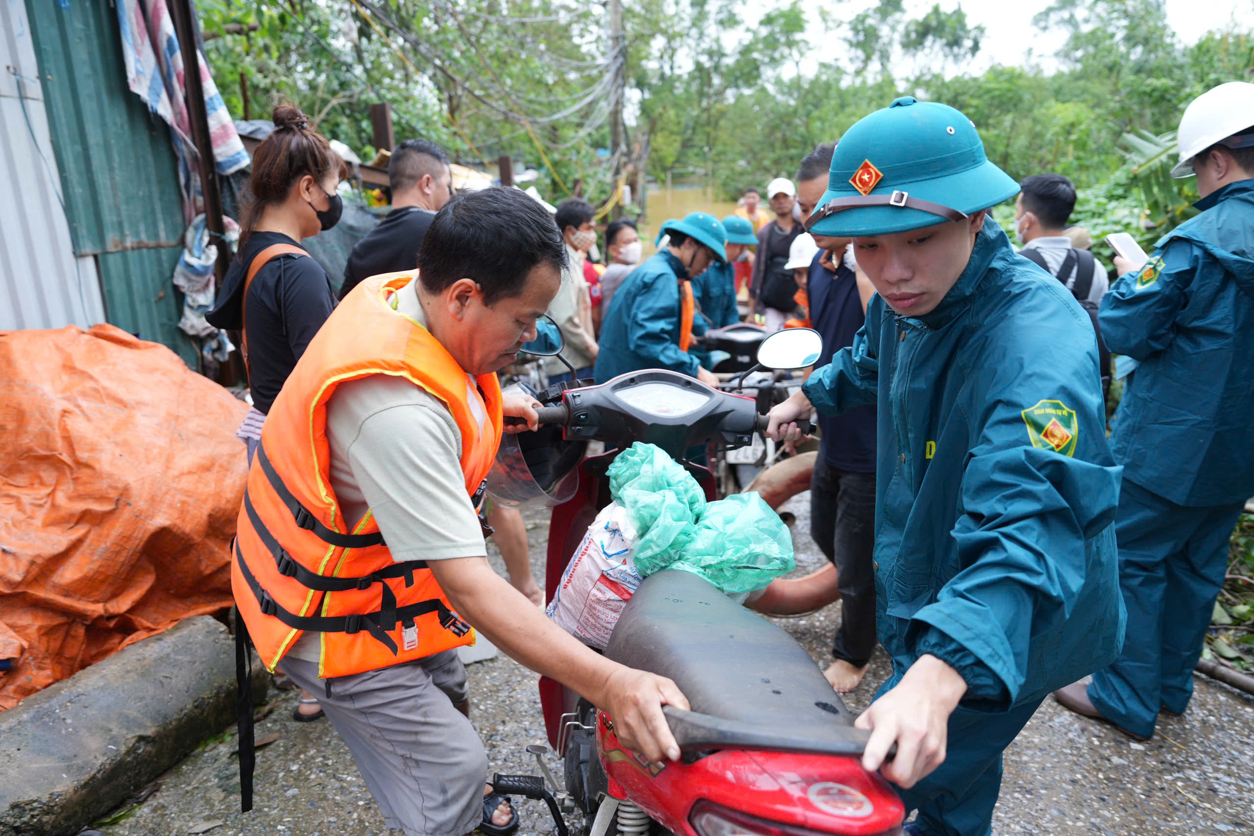 Hà Nội: Hỗ trợ di dời người dân phường Ngọc Thuỵ ra khỏi bãi giữa sông Hồng- Ảnh 3.