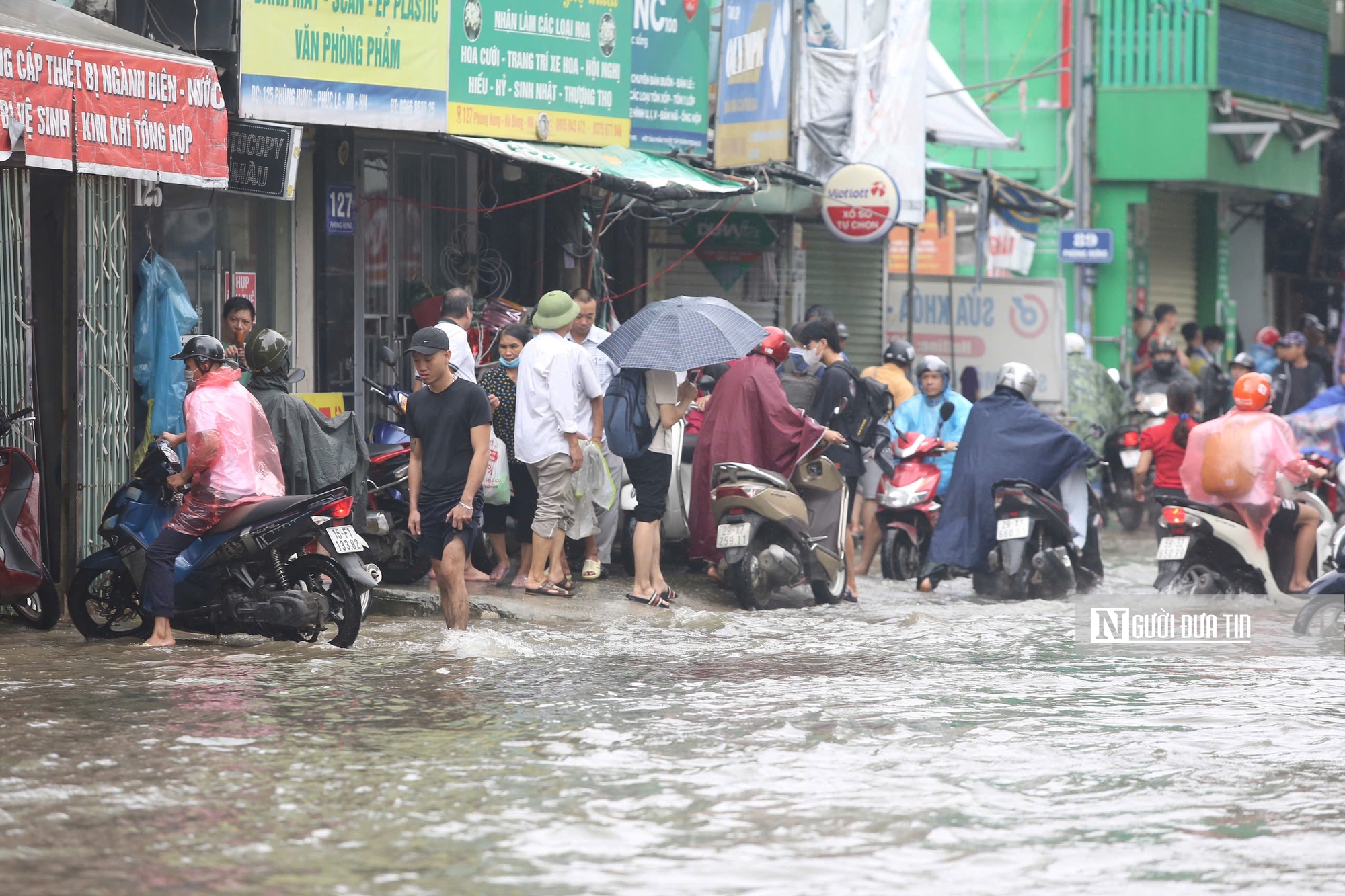 Hà Nội ngập úng khiến giao thông ùn tắc kéo dài- Ảnh 8.