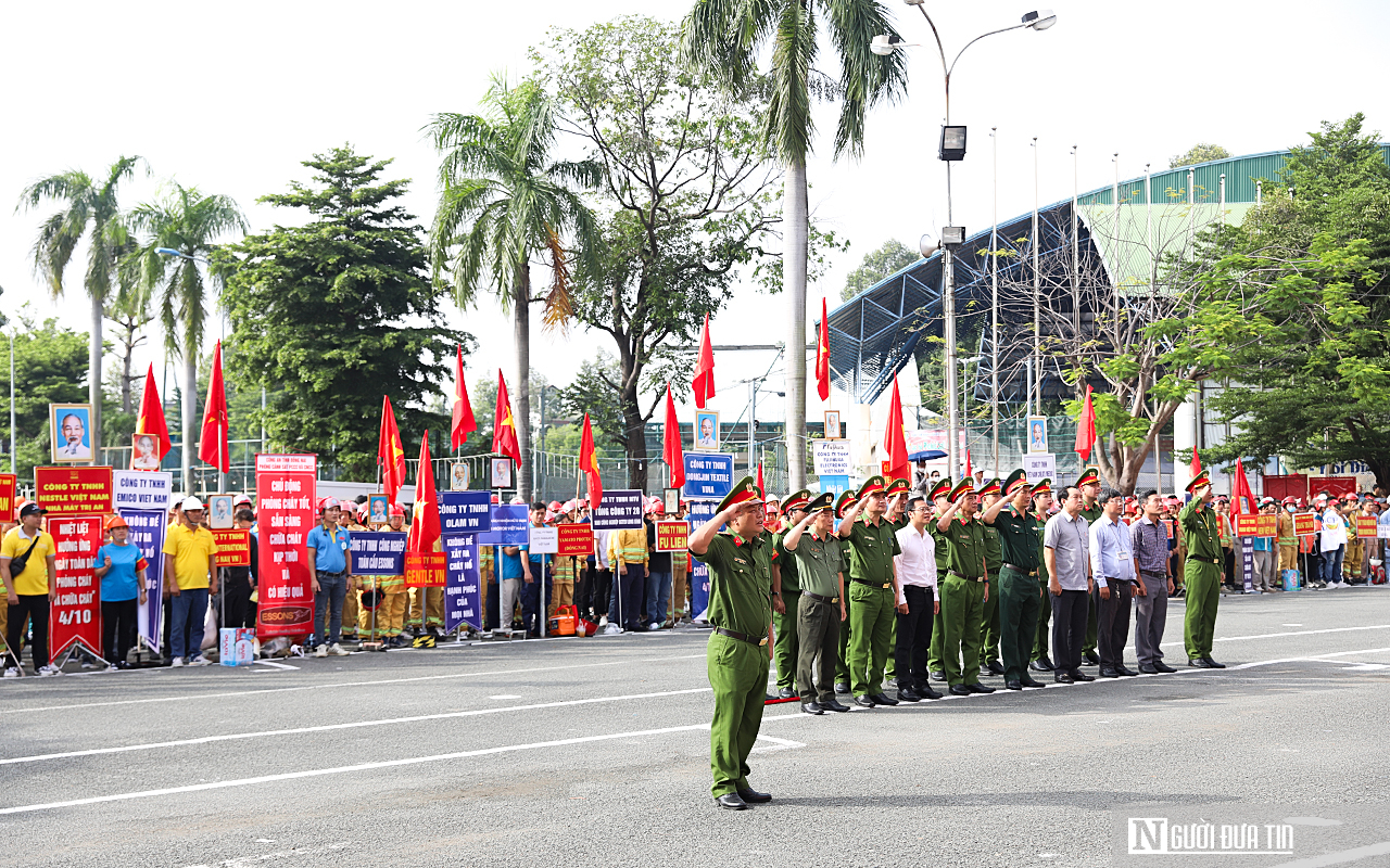 Loạt ảnh ấn tượng tại buổi kiểm tra nghiệp vụ chữa cháy ở Đồng Nai- Ảnh 2.